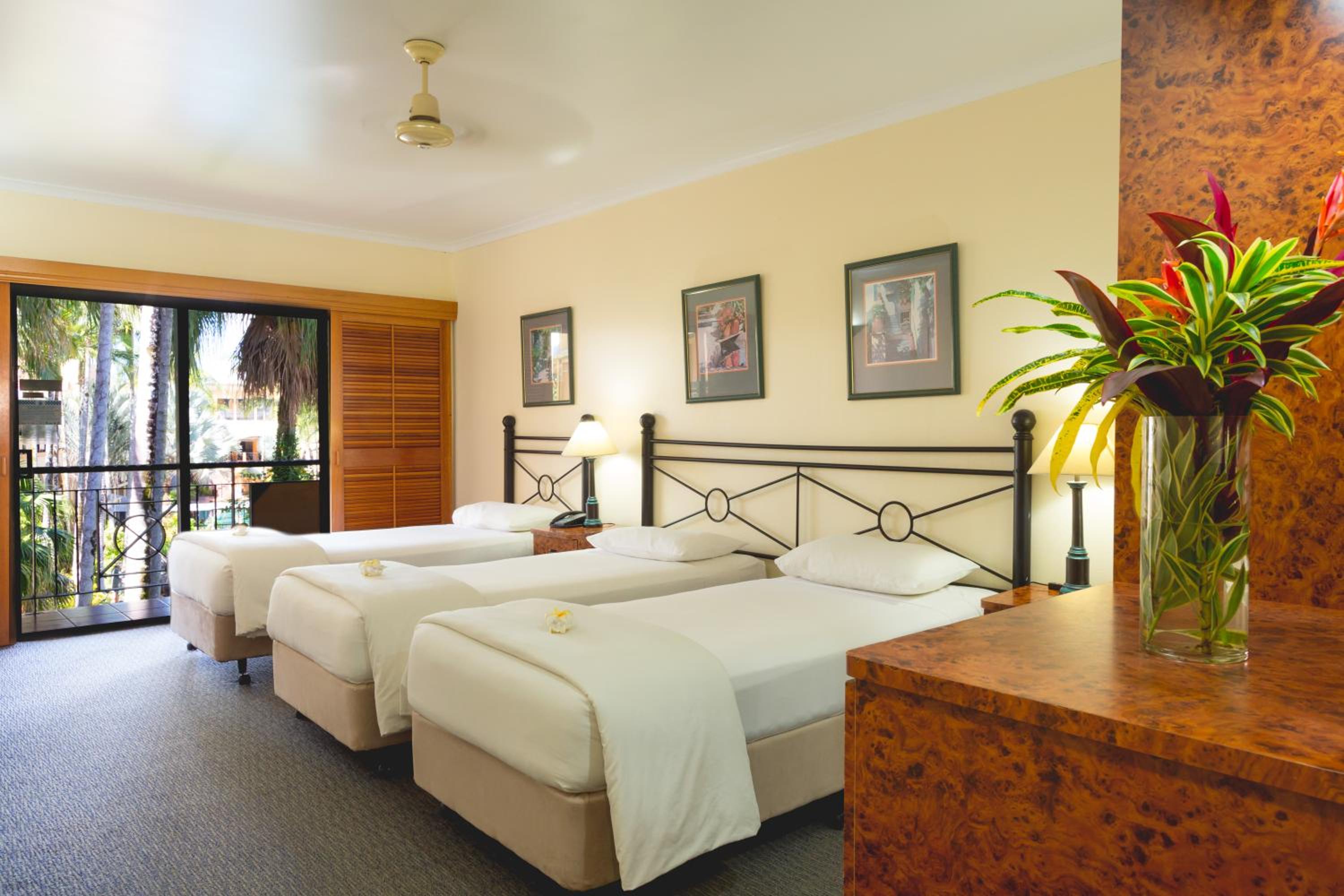 Triple Room with Pool View - Photo 6