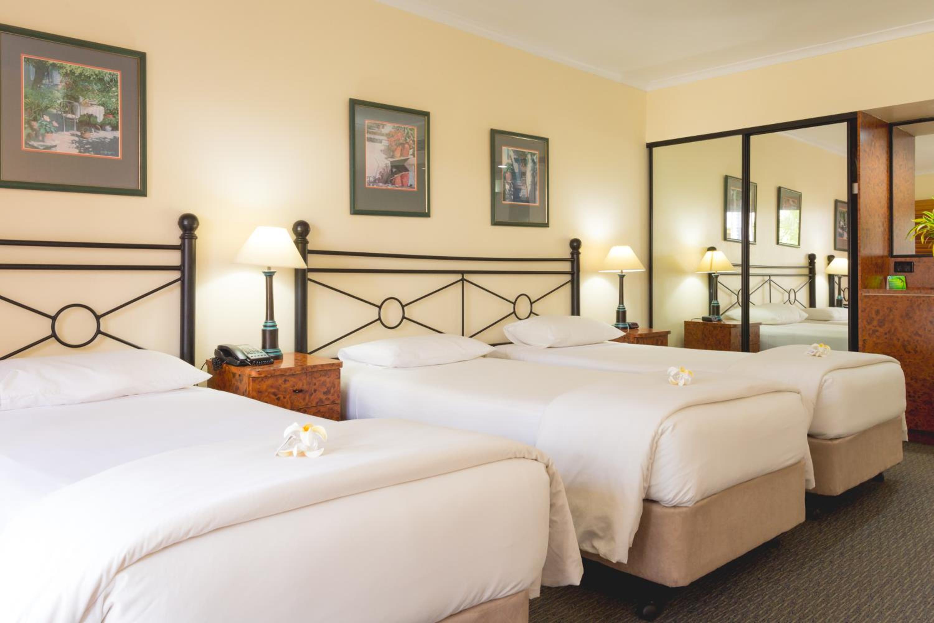 Triple Room with Pool View - Photo 2