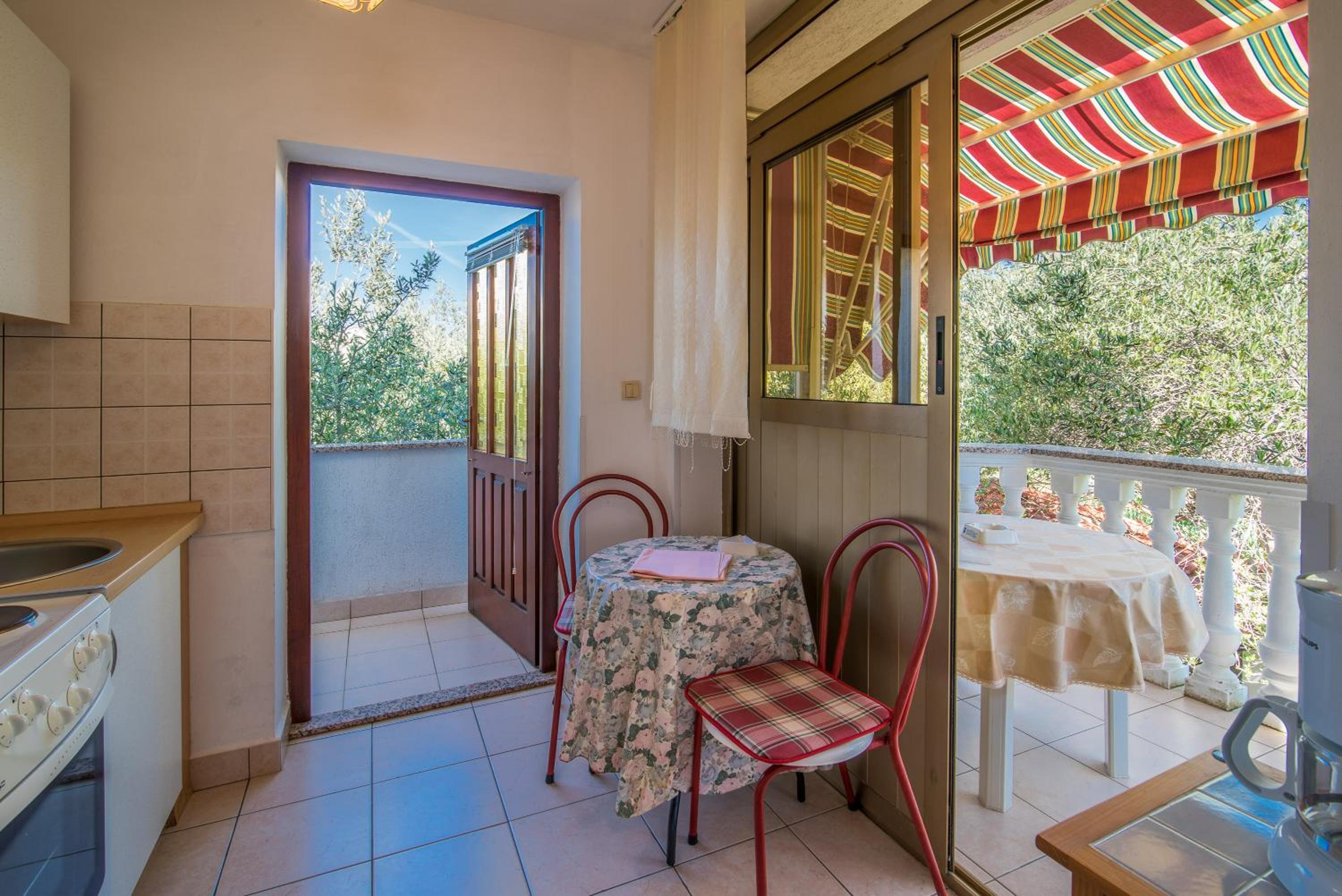 Studio with Balcony - Photo 6