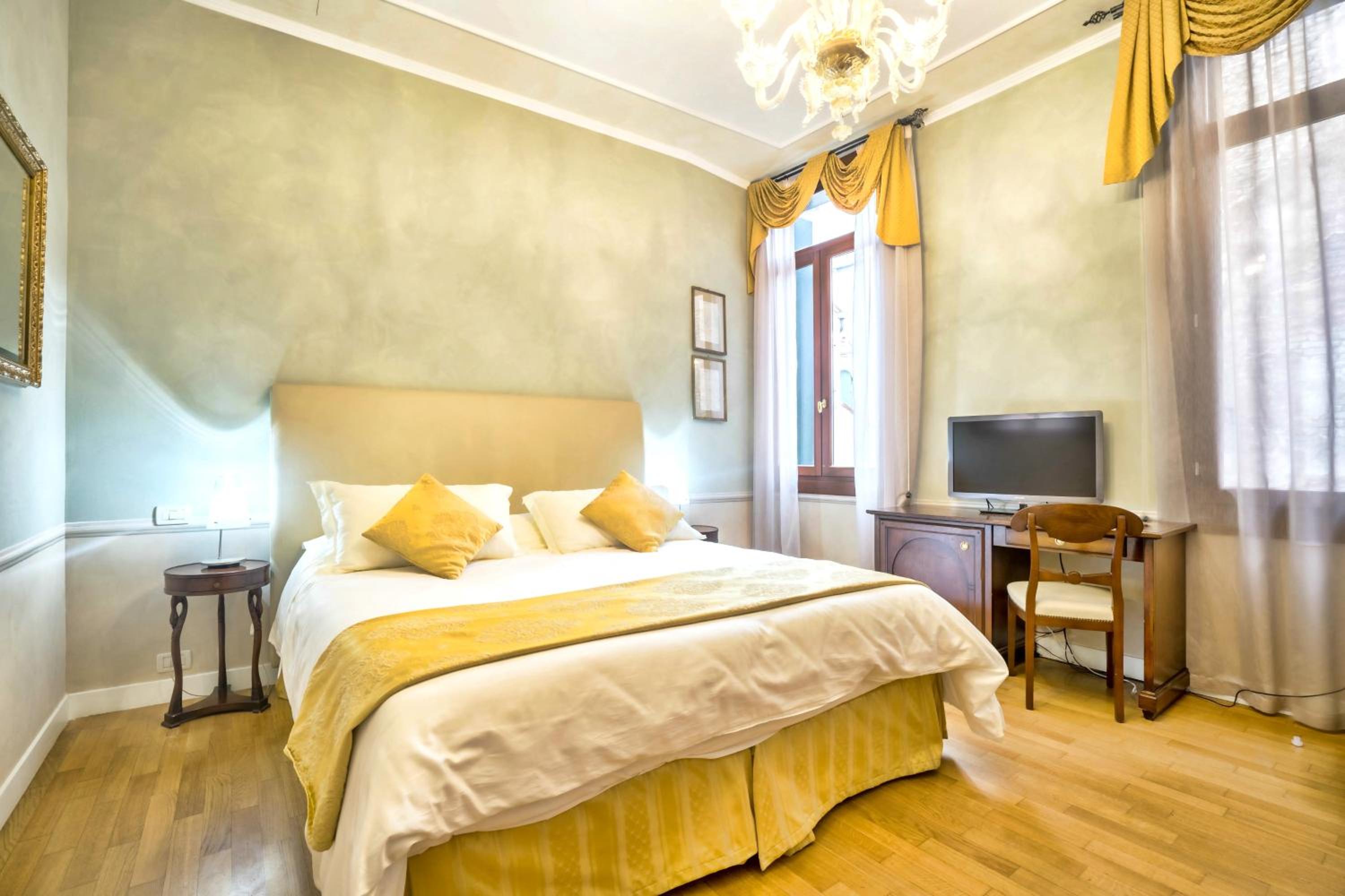 Double or Twin Room photo 3