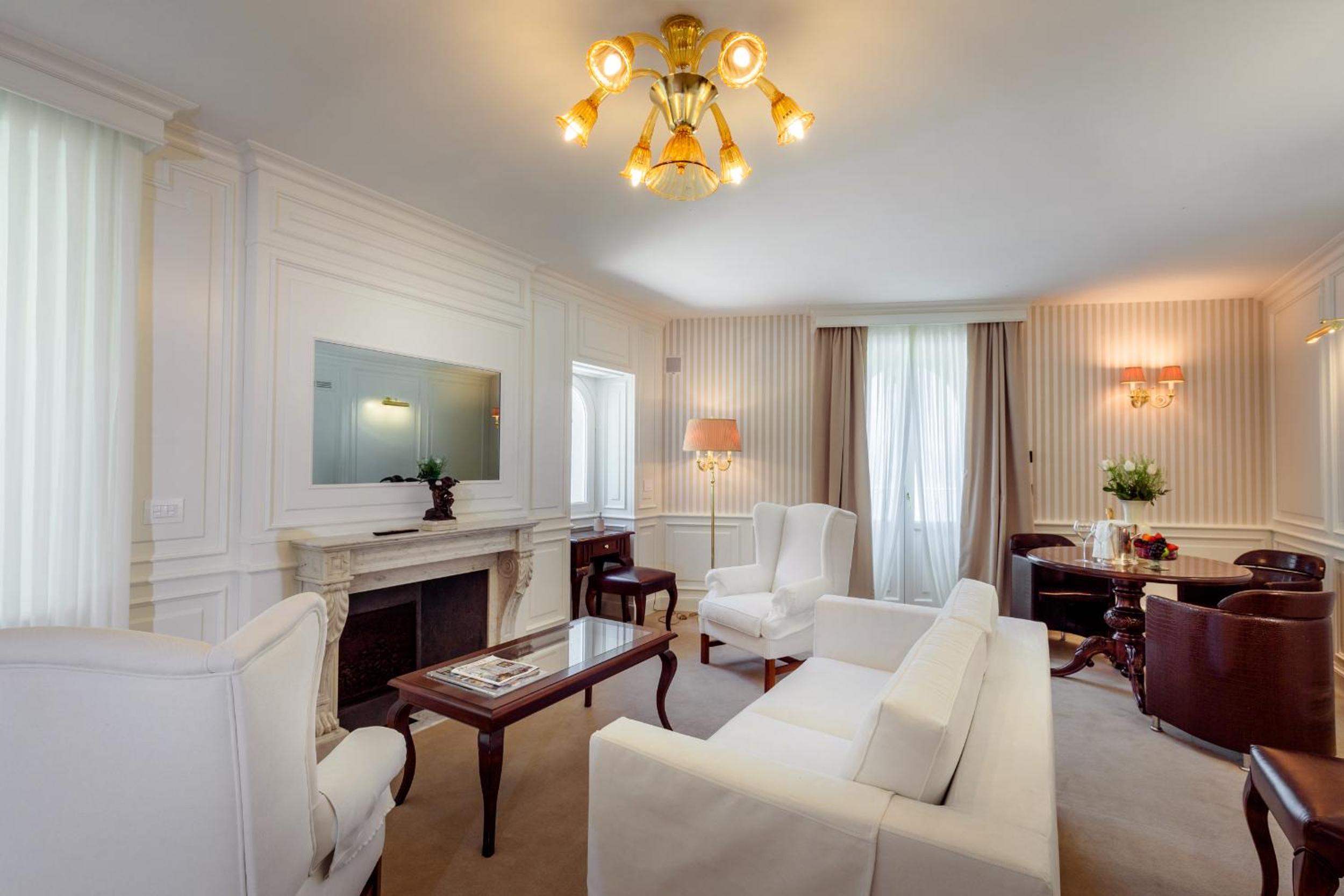 Deluxe King Suite photo 3