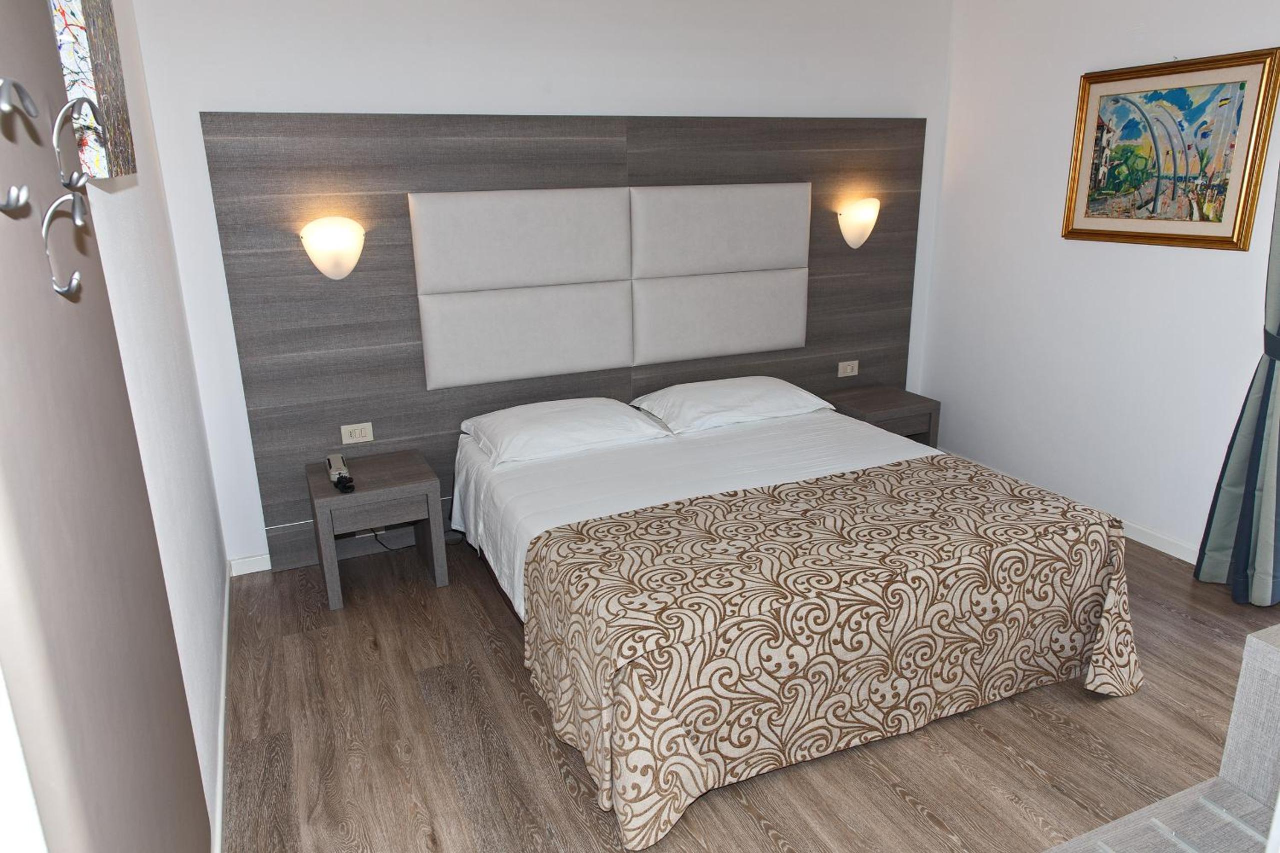 Standard Double or Twin Room with Lateral Sea View photo 1