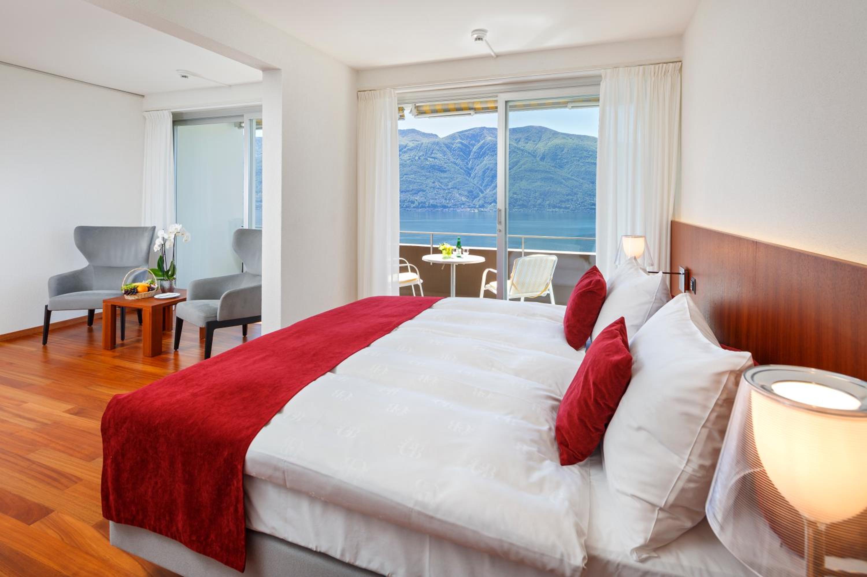 Junior Suite with Partial Lake View - Disability Access photo 3