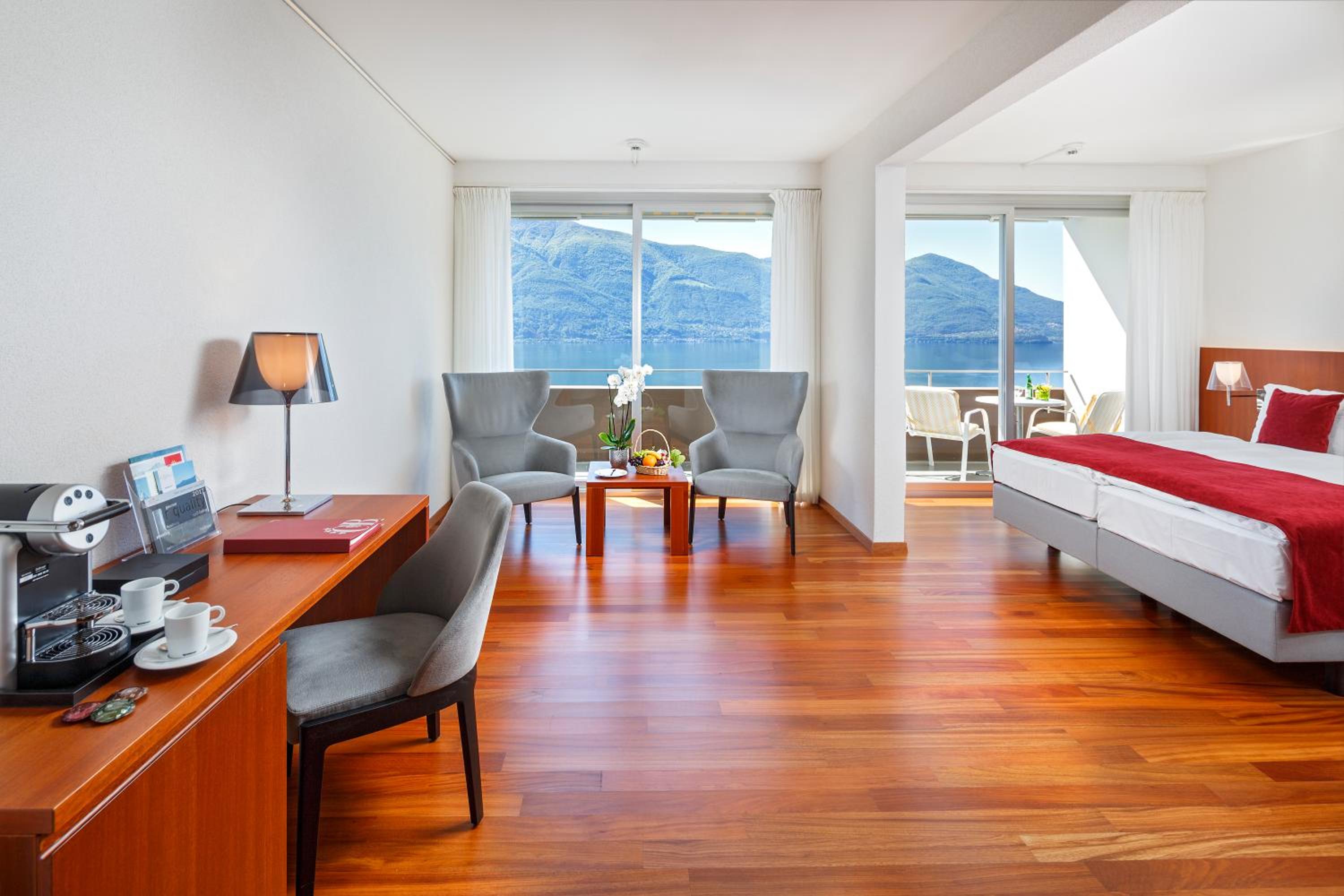 Panorama Junior Suite with Balcony and Lake View photo 2