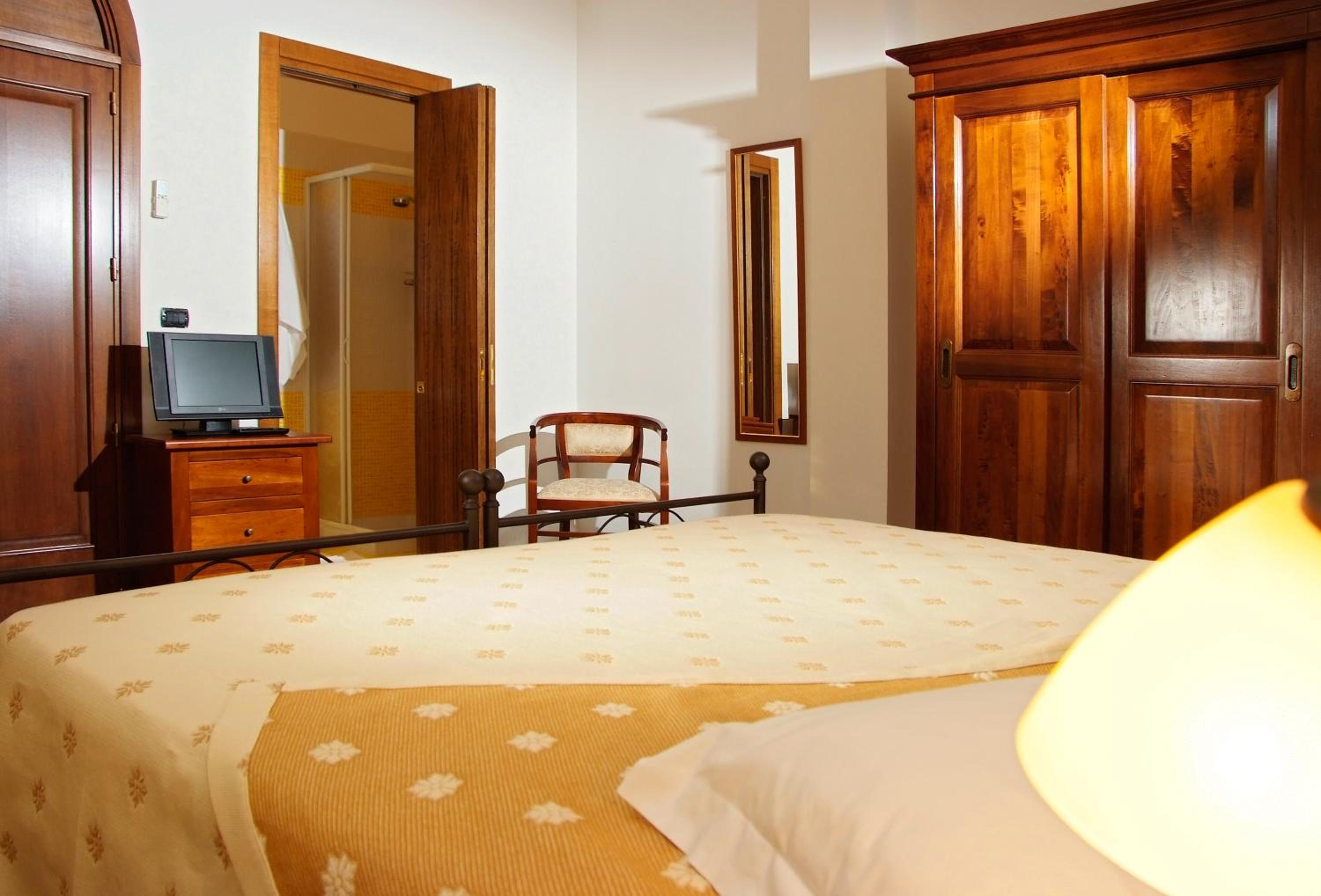 Single Room with Private Bathroom photo 1