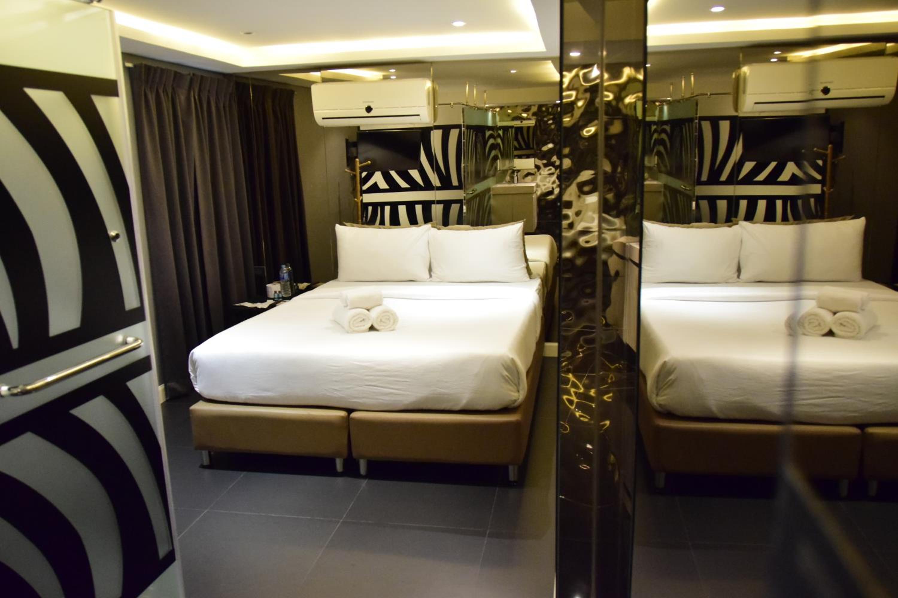 Queen Room with Balcony photo 2
