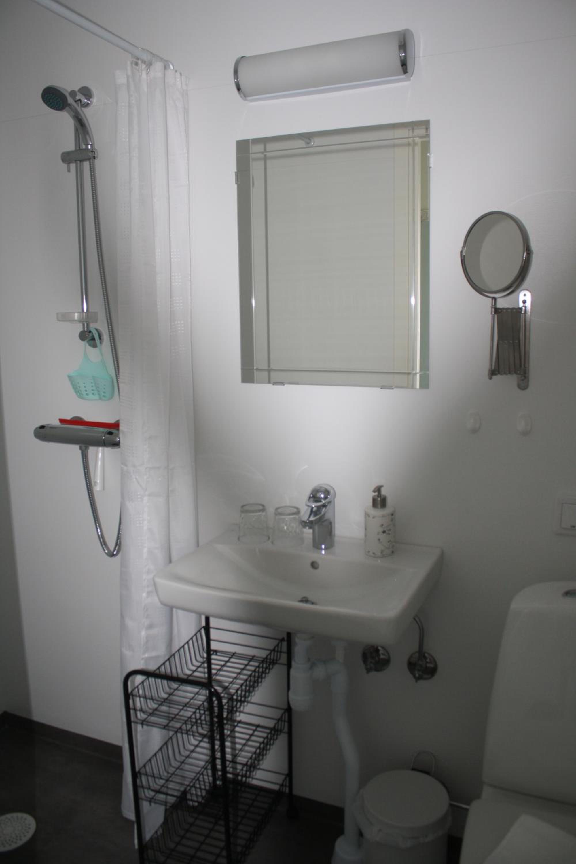 Double Room with Private Bathroom - Photo 10