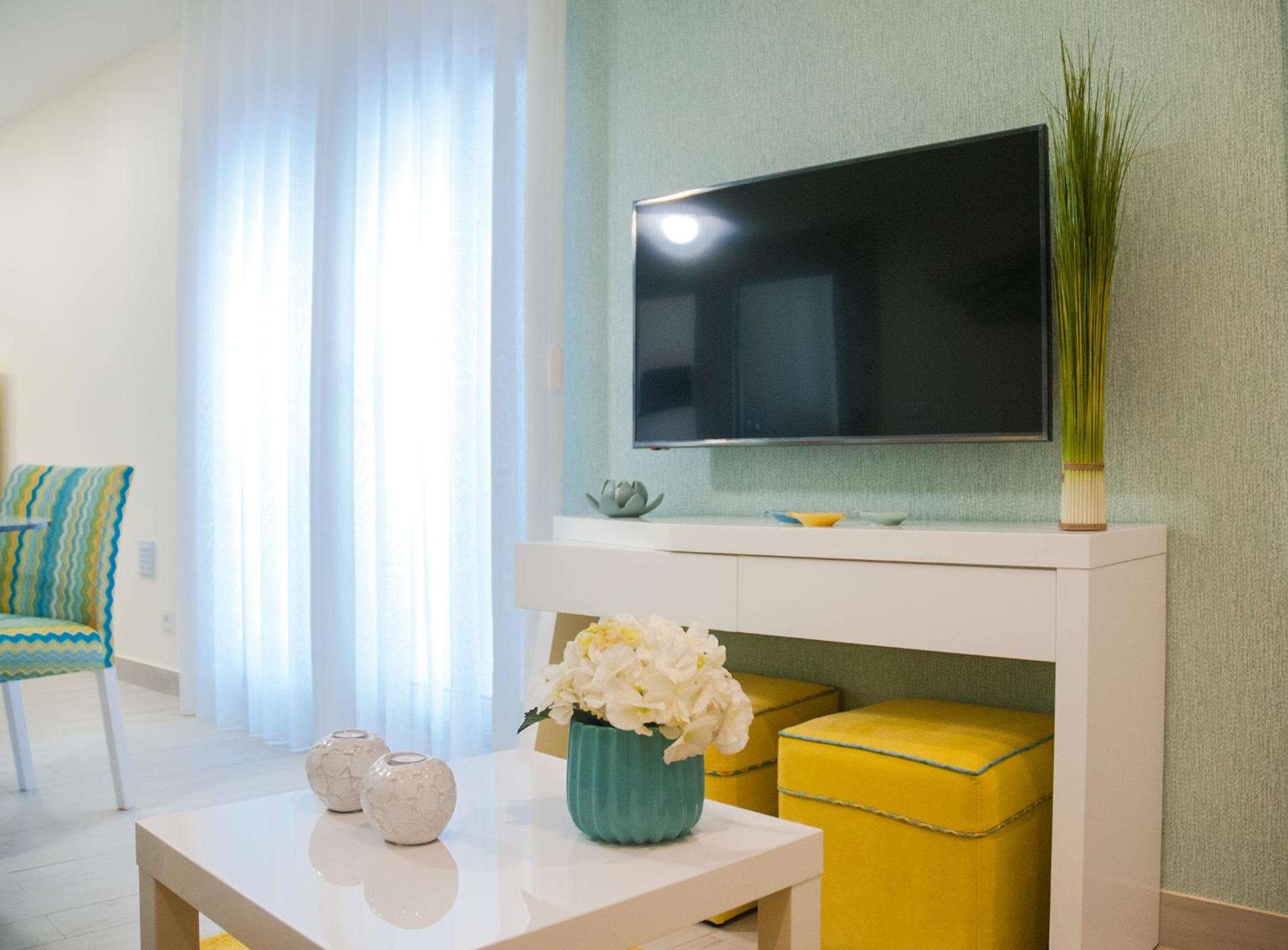 Two-Bedroom Apartment with Sea View - Photo 2