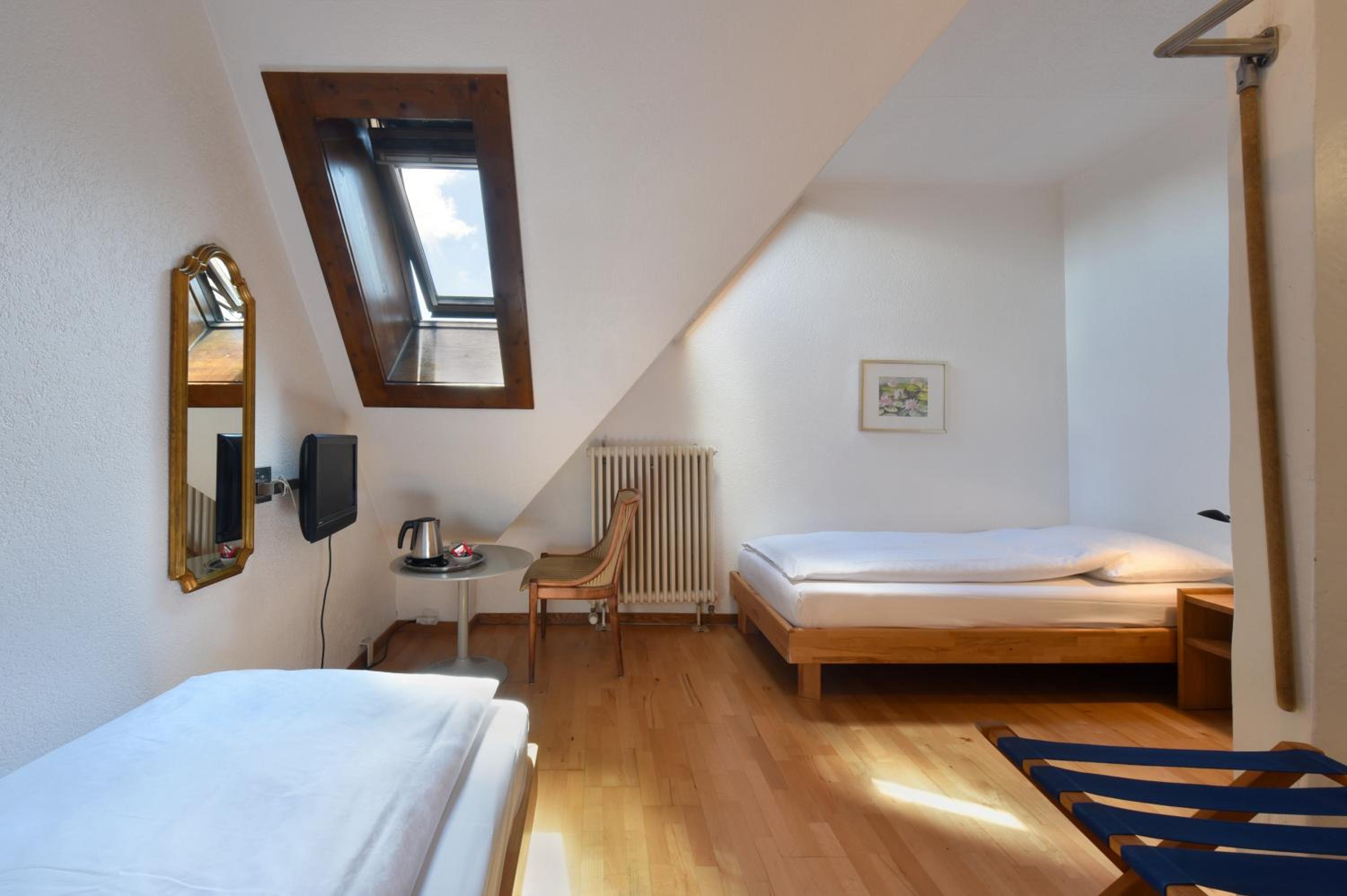 Economy Twin Room with Private External Bathroom photo 1