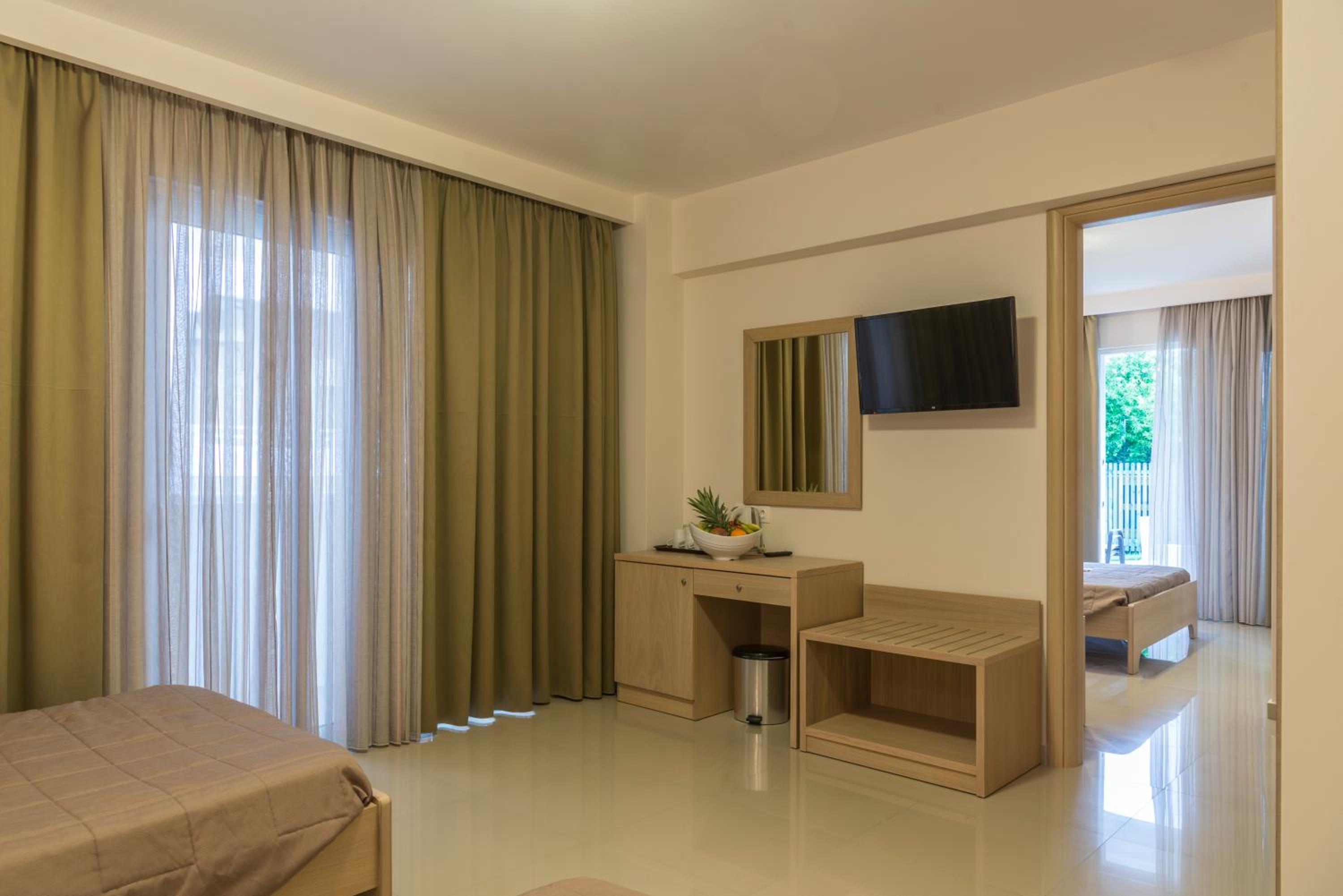 Superior Quadruple Room - Photo 16