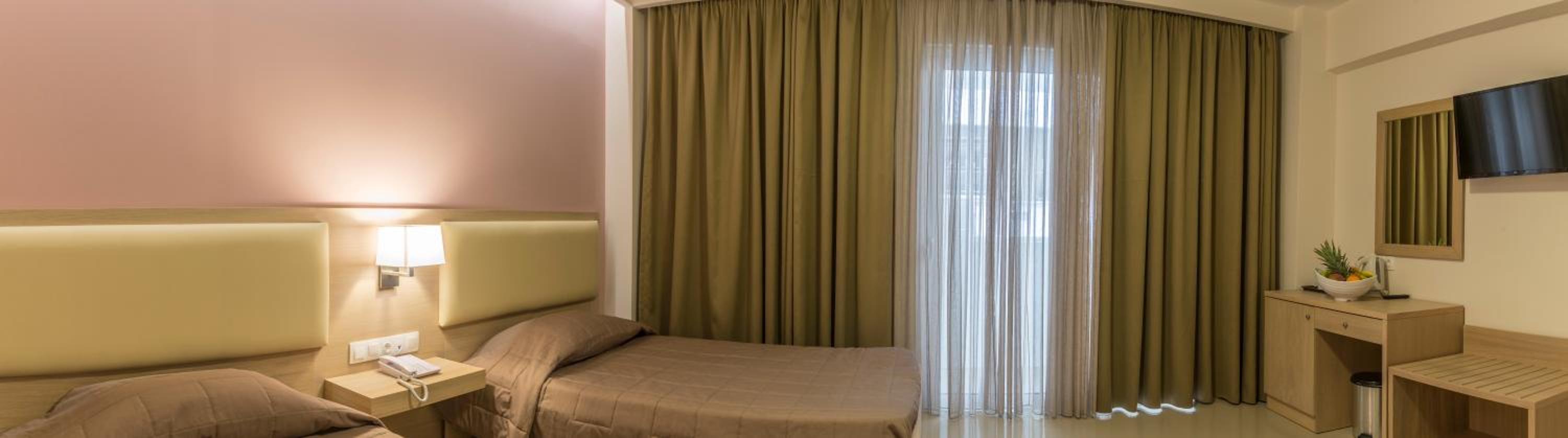 Superior Quadruple Room - Photo 17
