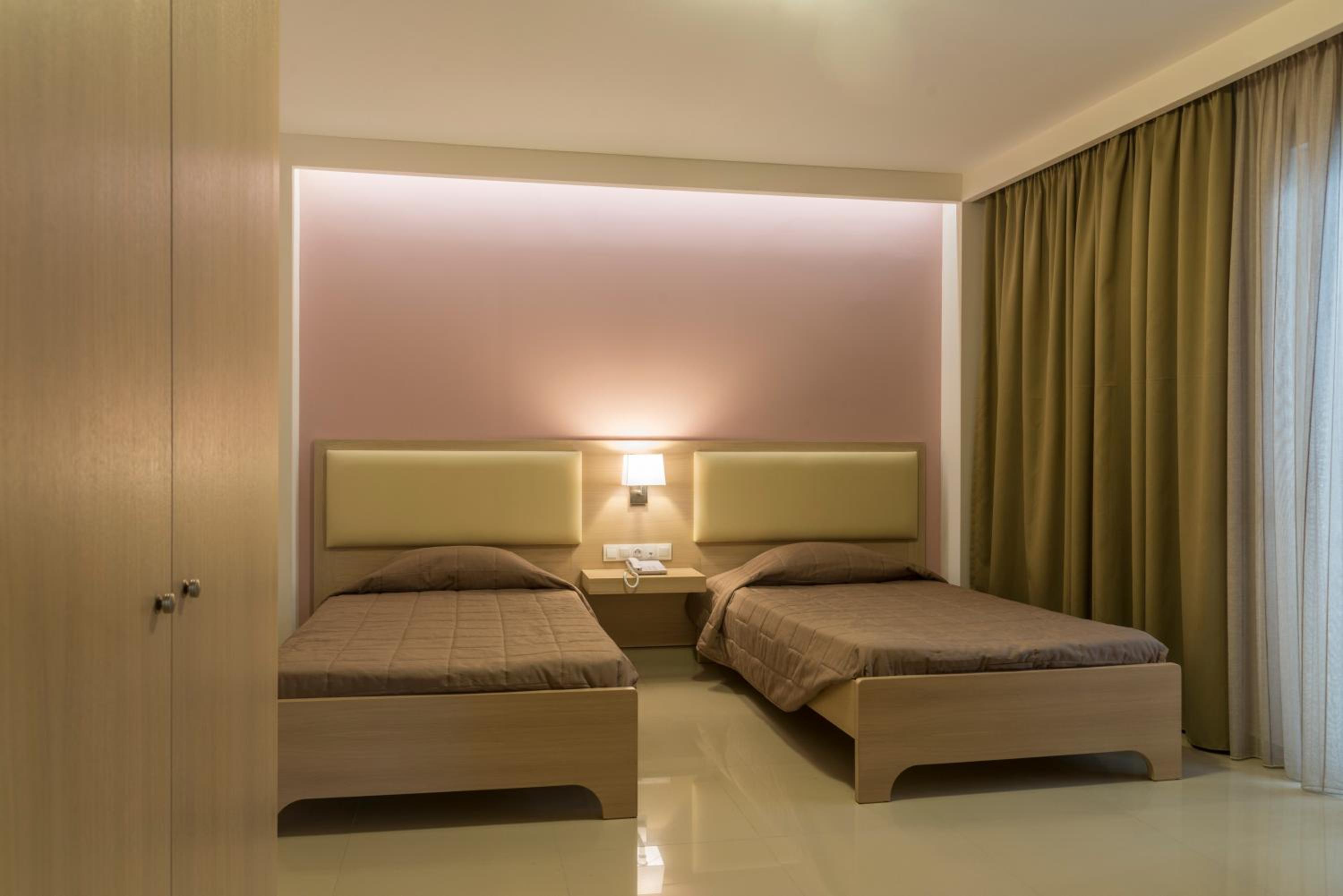 Superior Quadruple Room - Photo 11