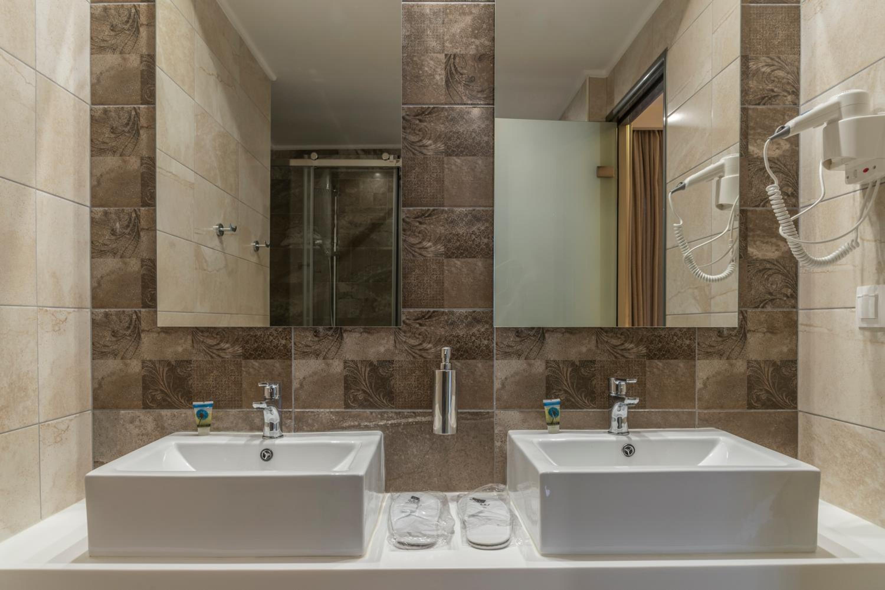 Superior Quadruple Room - Photo 12