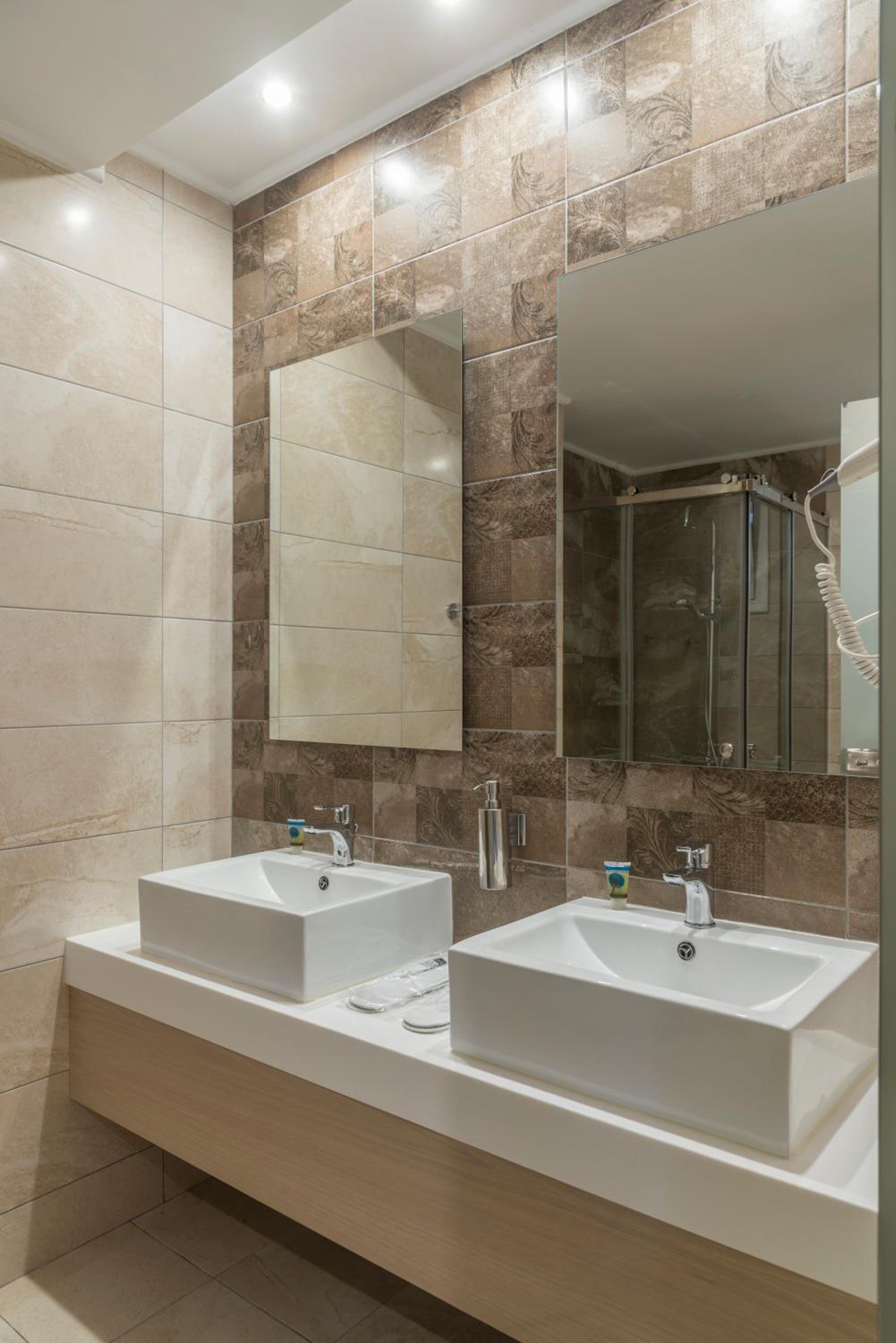 Superior Quadruple Room - Photo 14
