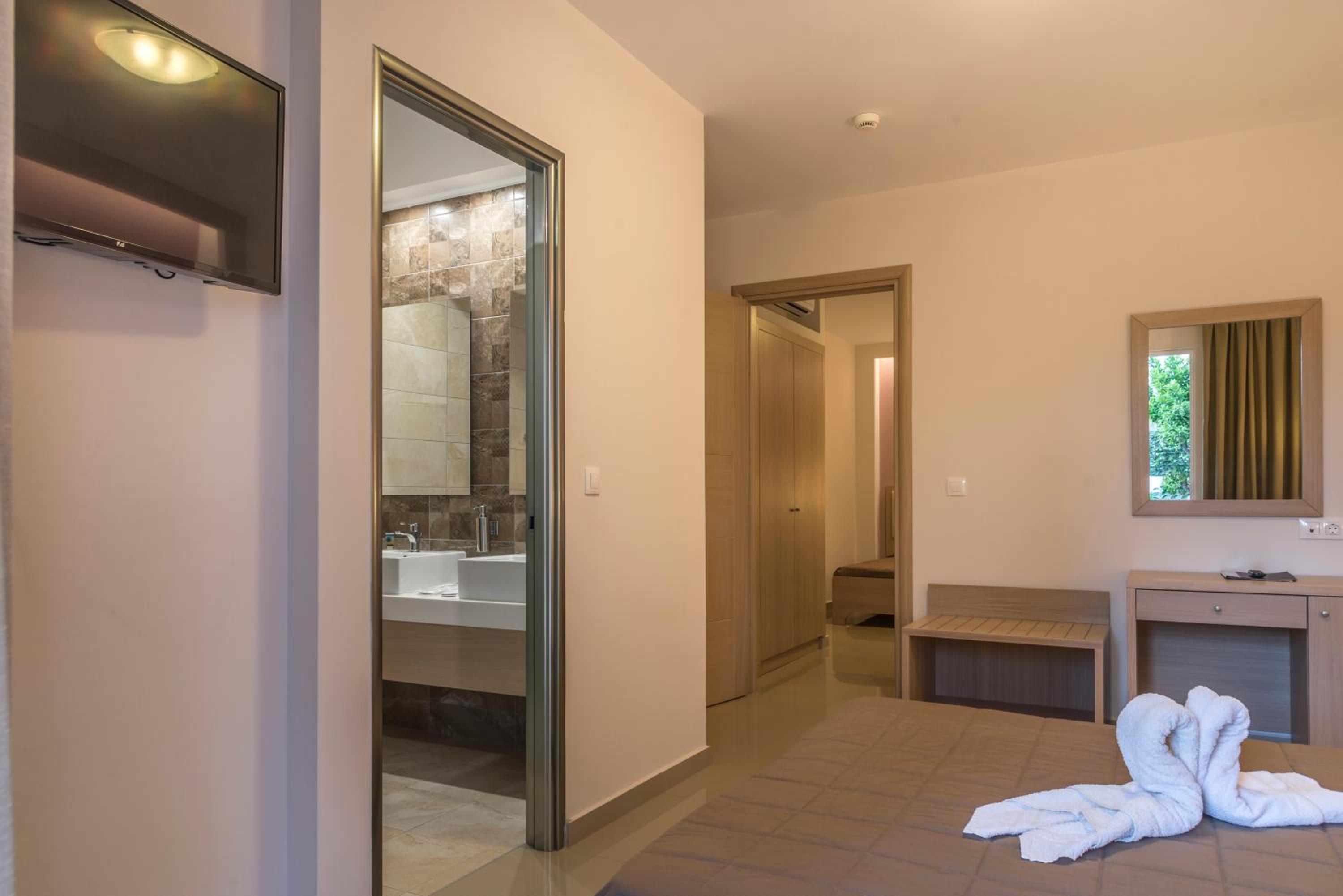 Superior Quadruple Room - Photo 15