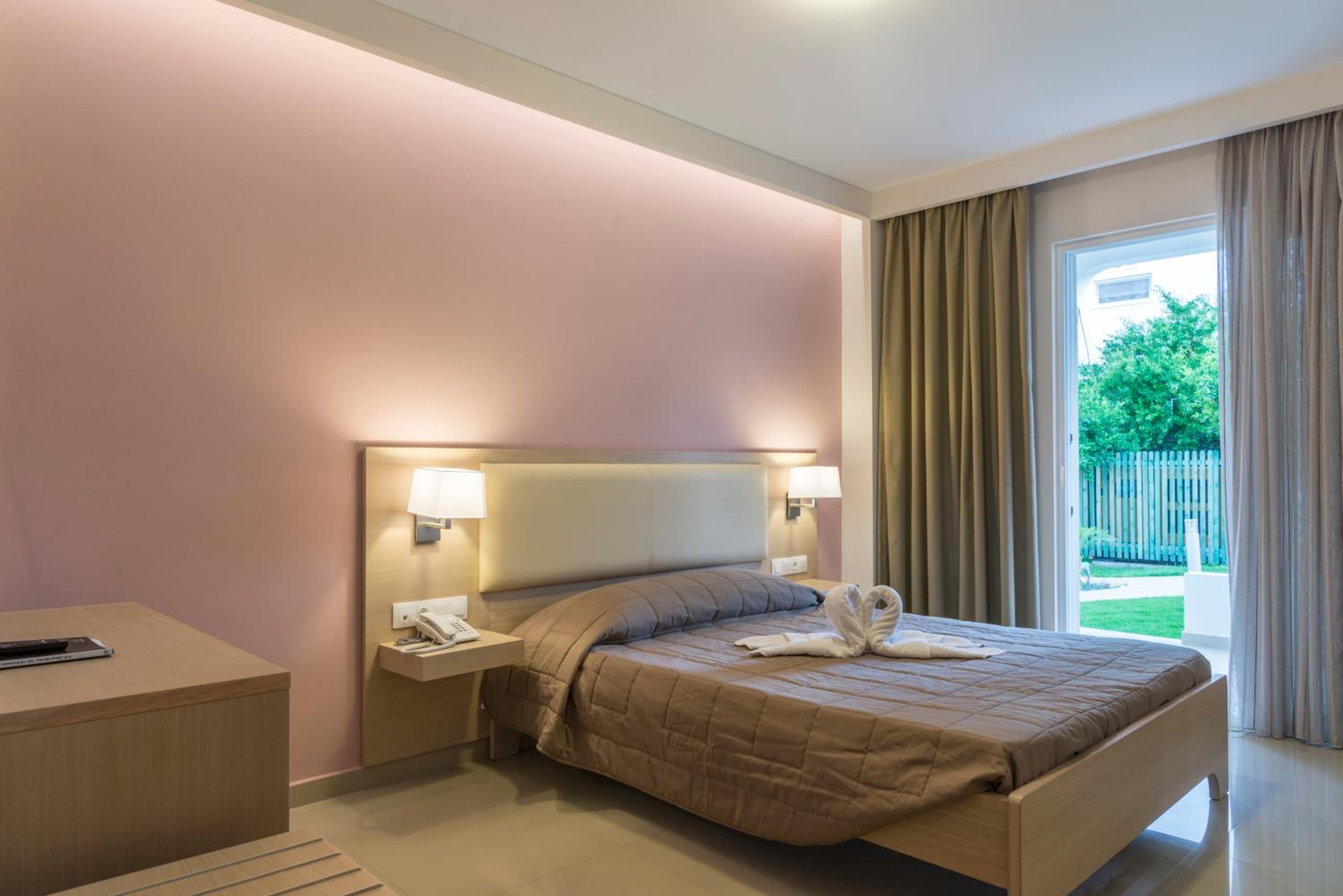 Superior Quadruple Room - Photo 10
