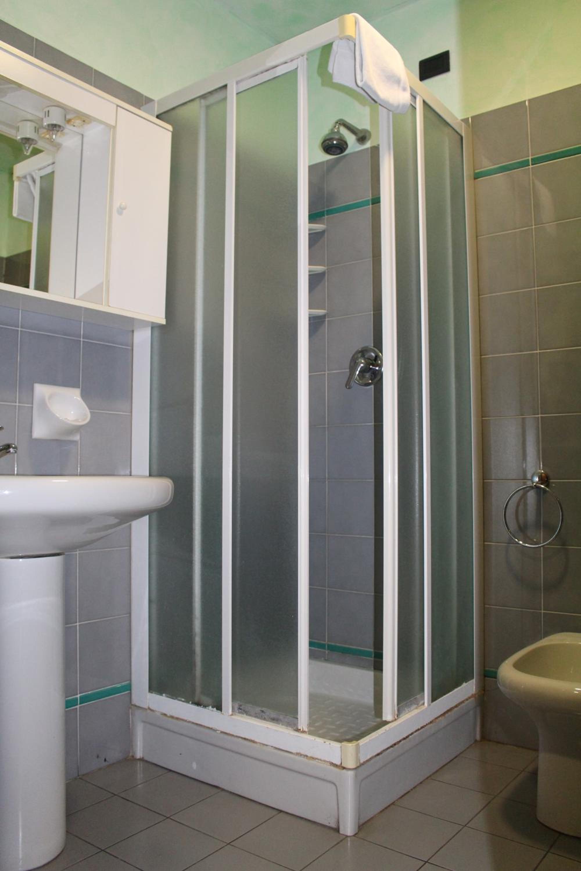 Twin Room - Photo 3