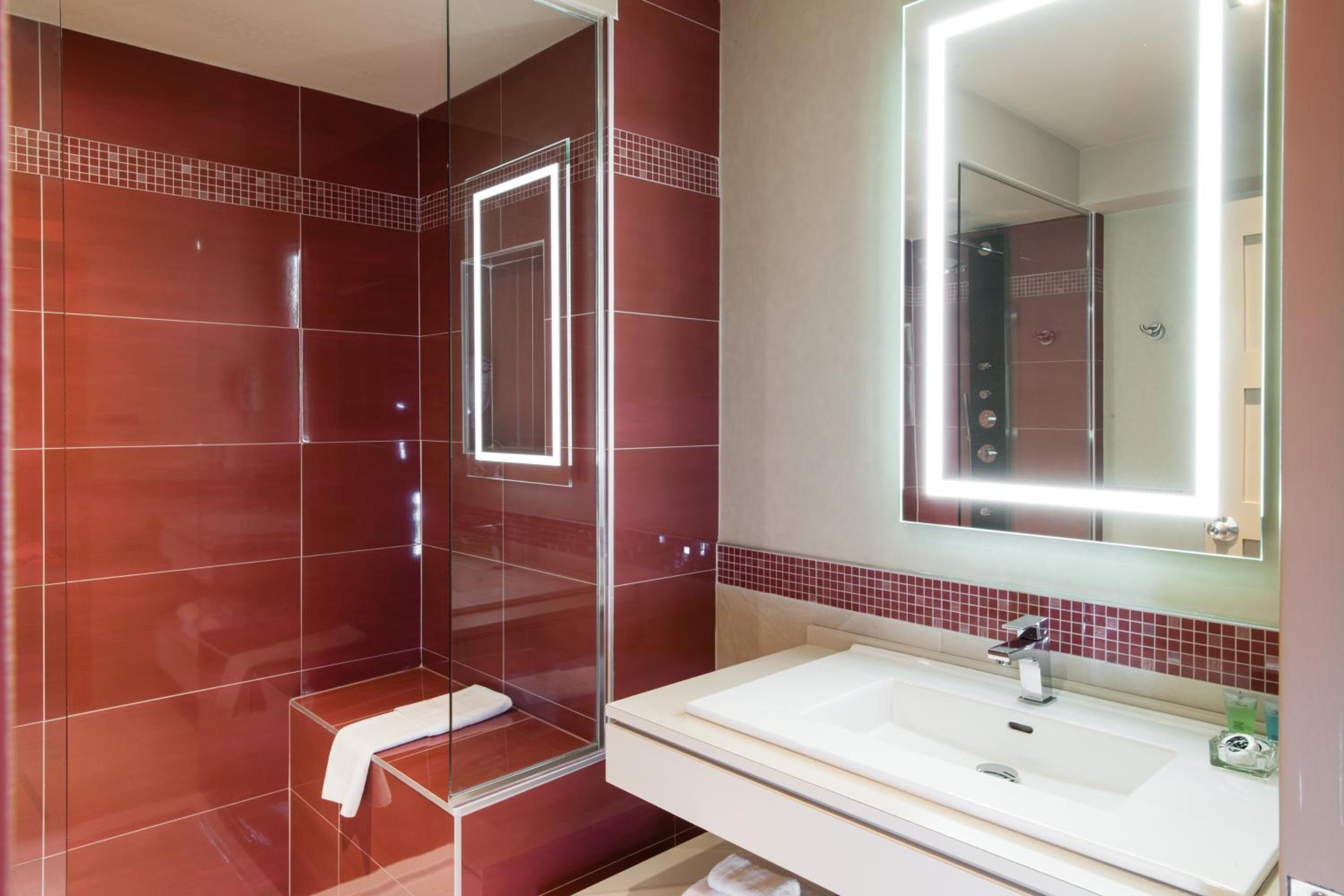 Queen Suite with Spa Bath photo 3