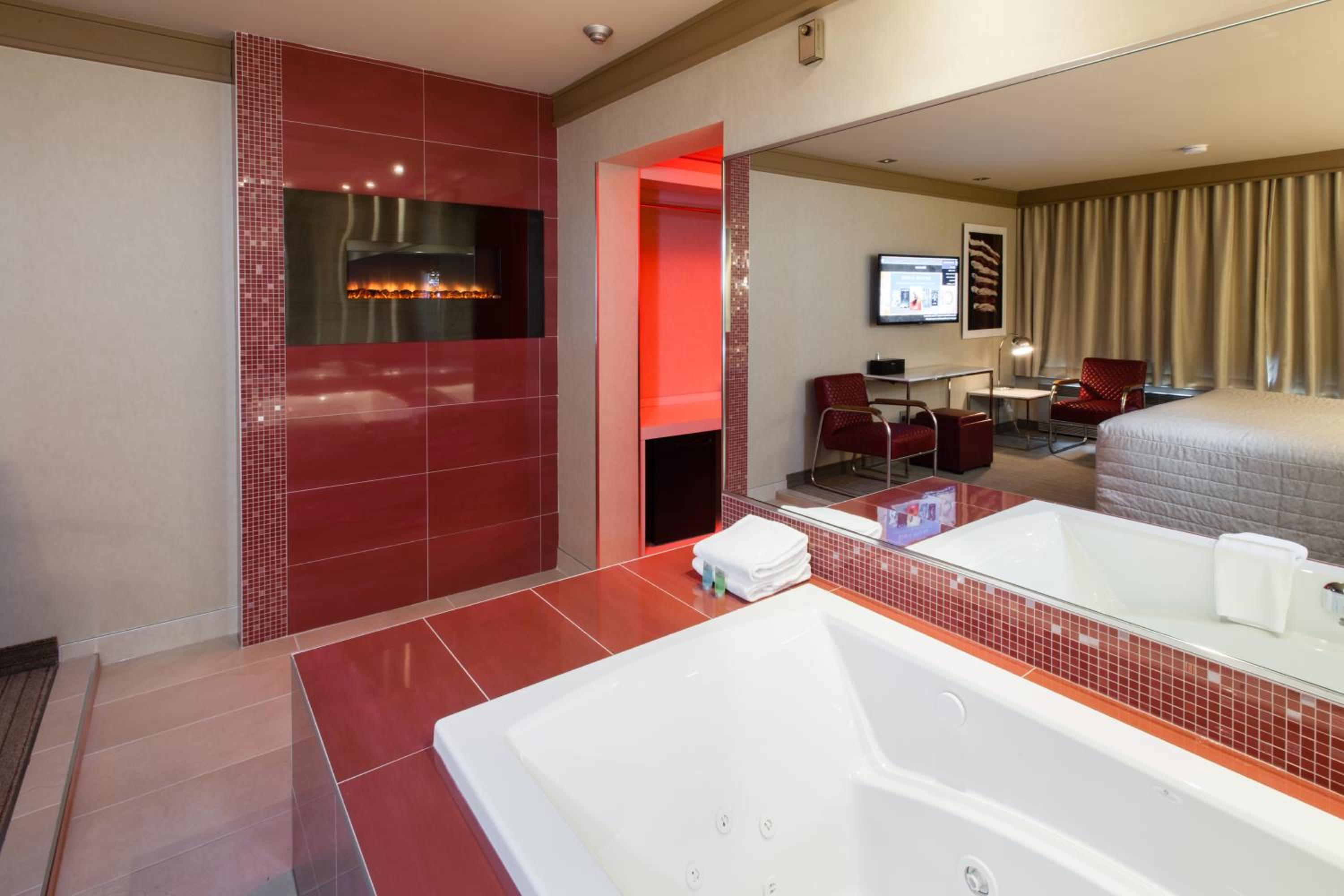 Queen Suite with Spa Bath photo 1