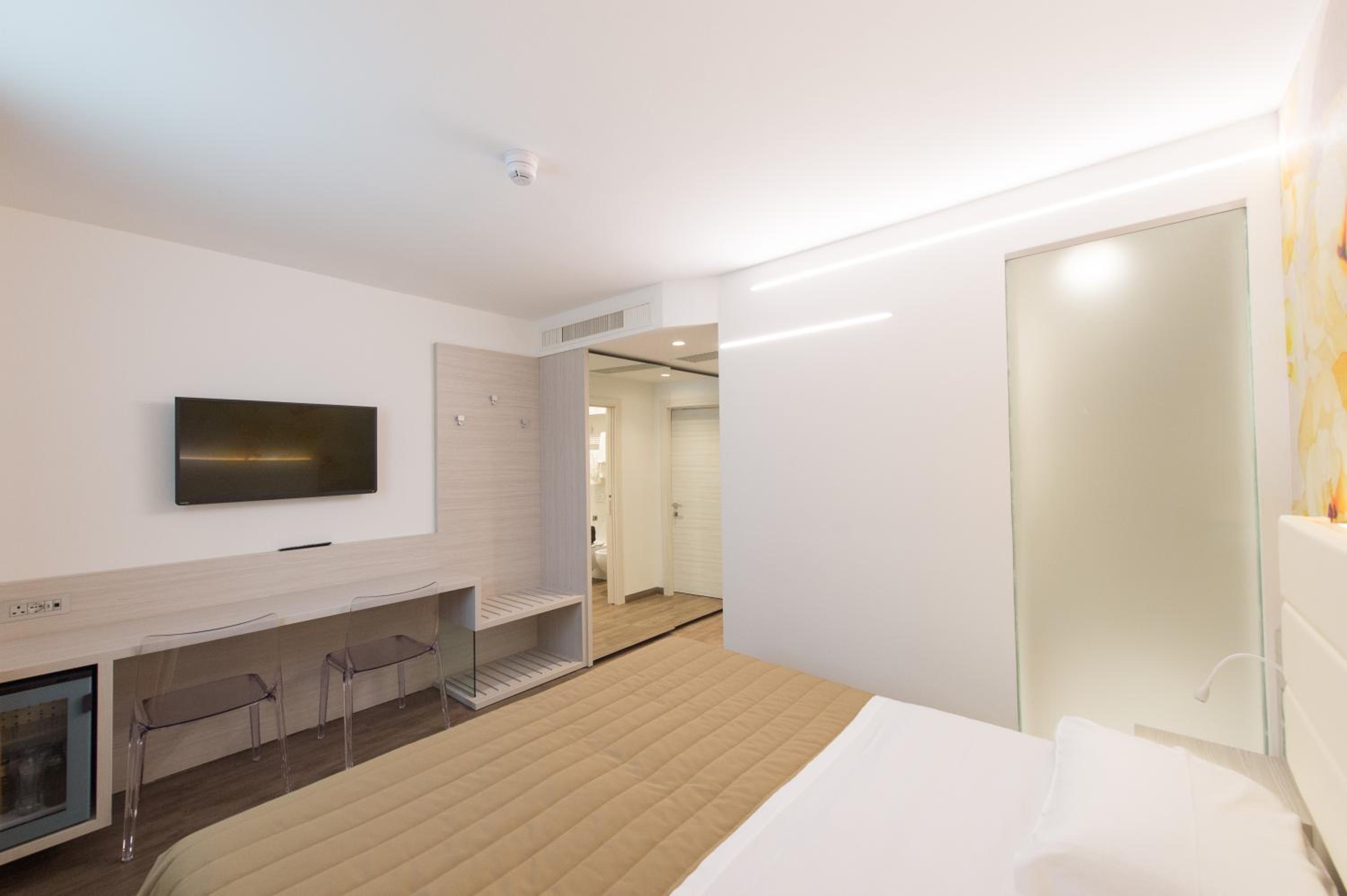 Deluxe Double or Twin Room with Pool View - spa access included  photo 2