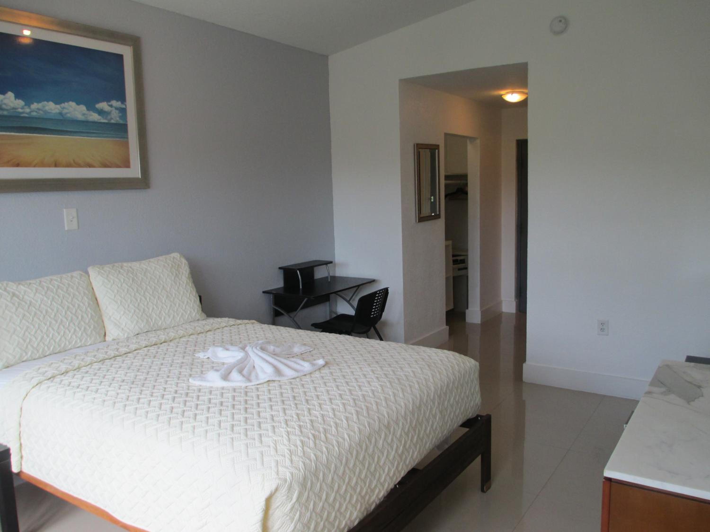 Queen Room photo 2