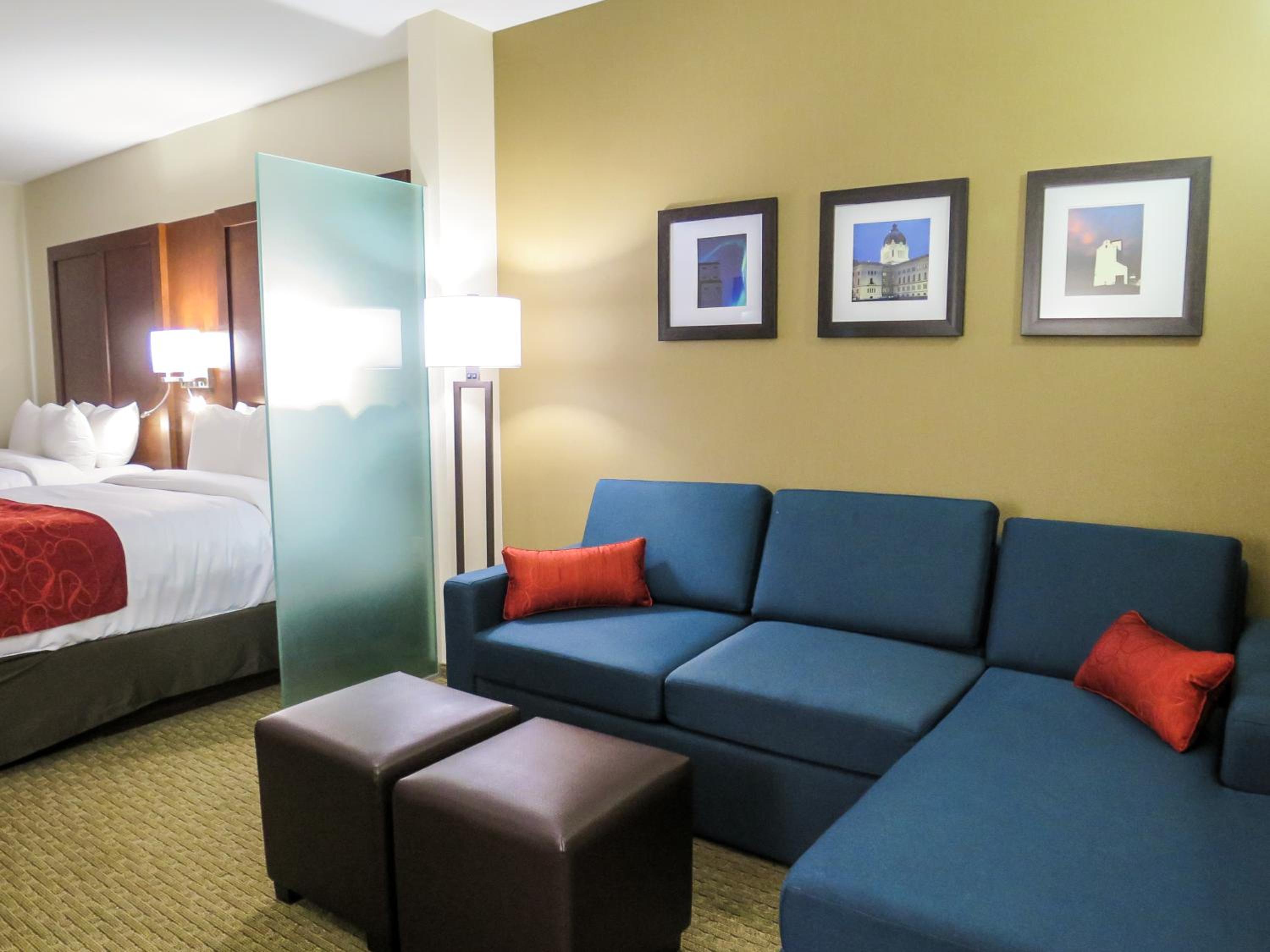 Queen Suite with Two Queen Beds and Sofa Bed photo 3