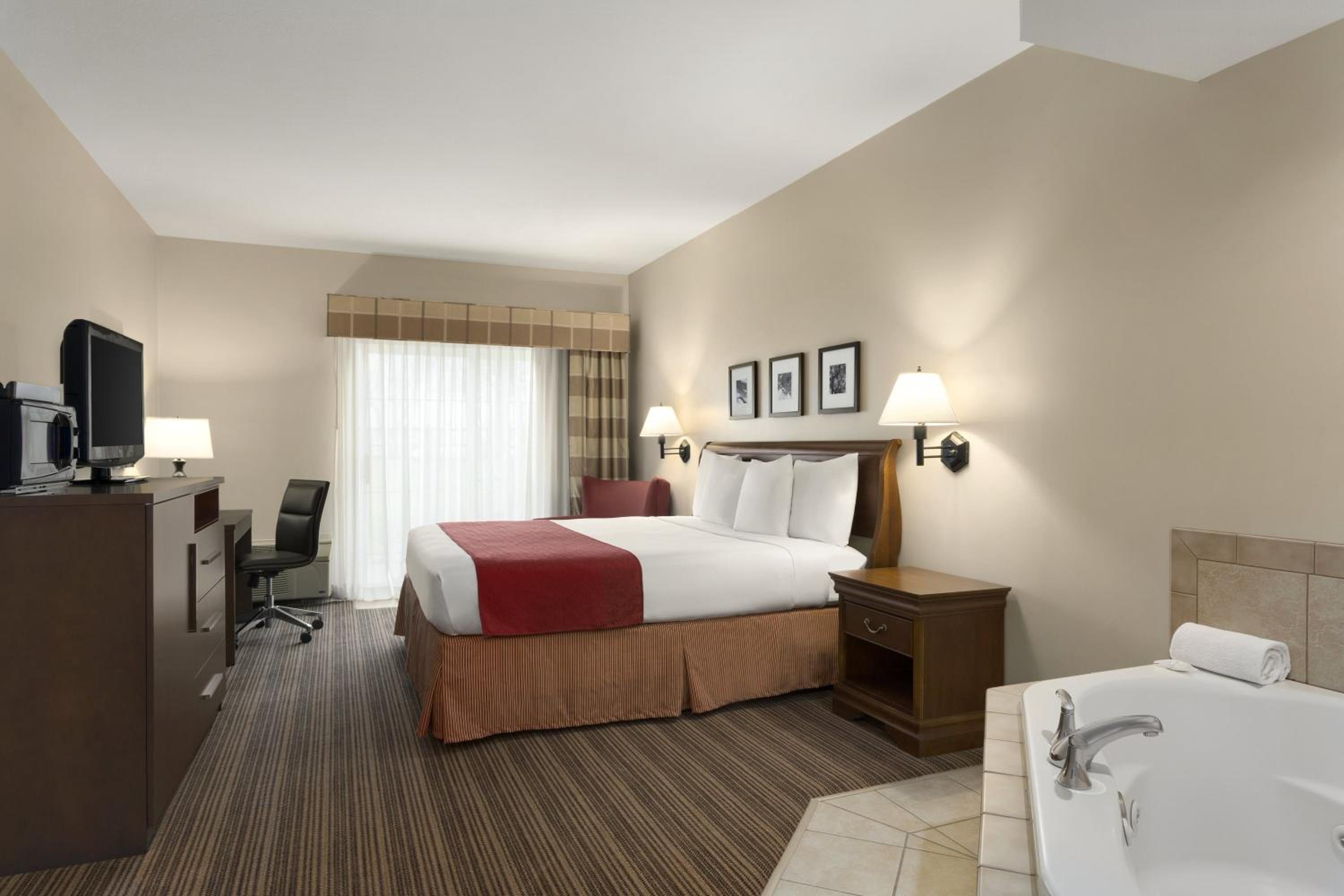 King Suite with Whirlpool - Non-Smoking - Photo 2