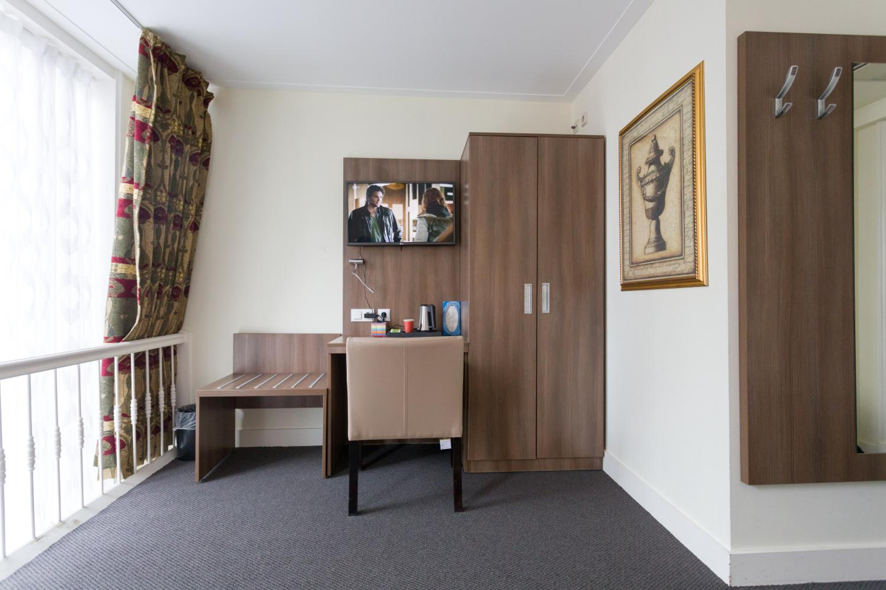 Superior Twin Room with Bath photo 3