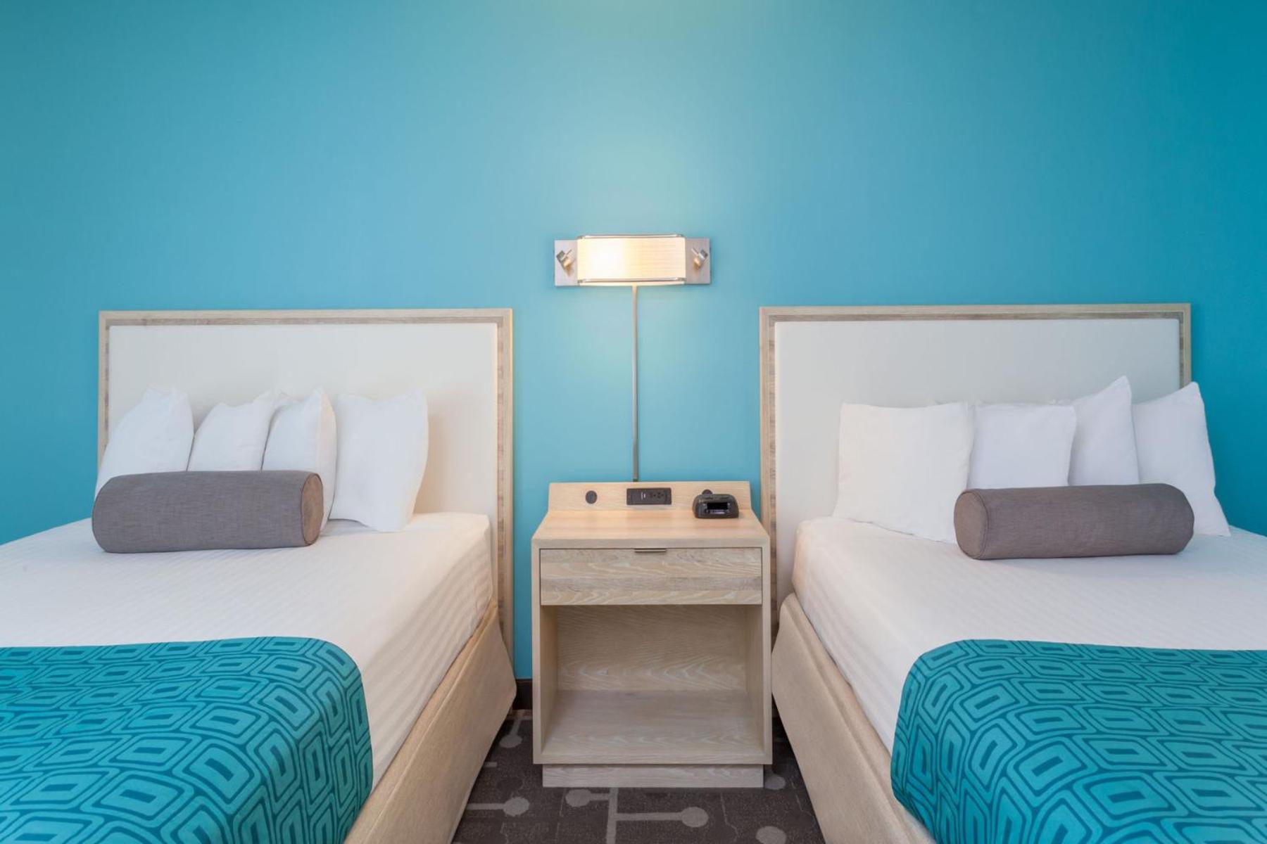Queen Room with Two Queen Beds - Non-Smoking - Photo 3