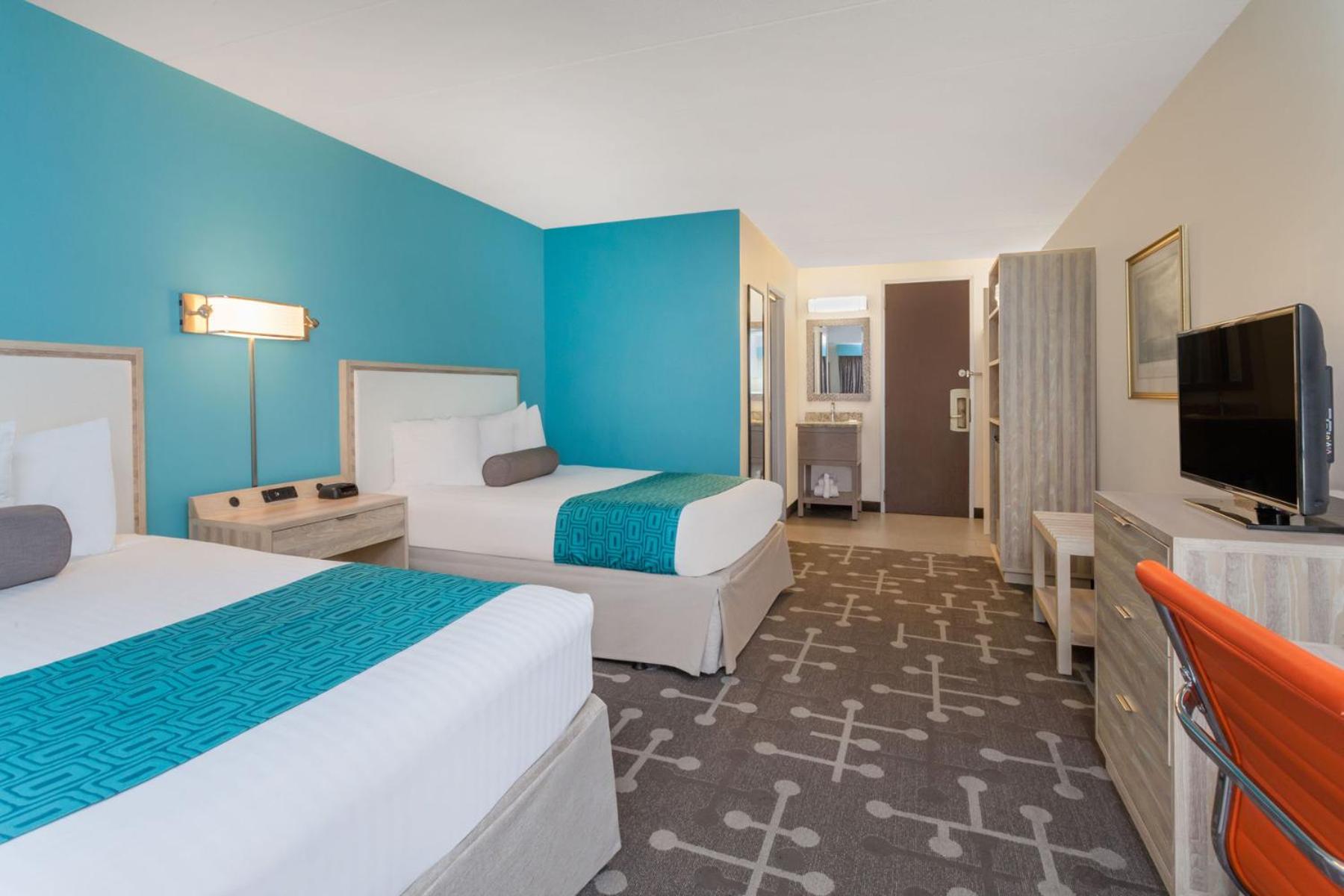 Queen Room with Two Queen Beds - Non-Smoking - Photo 5