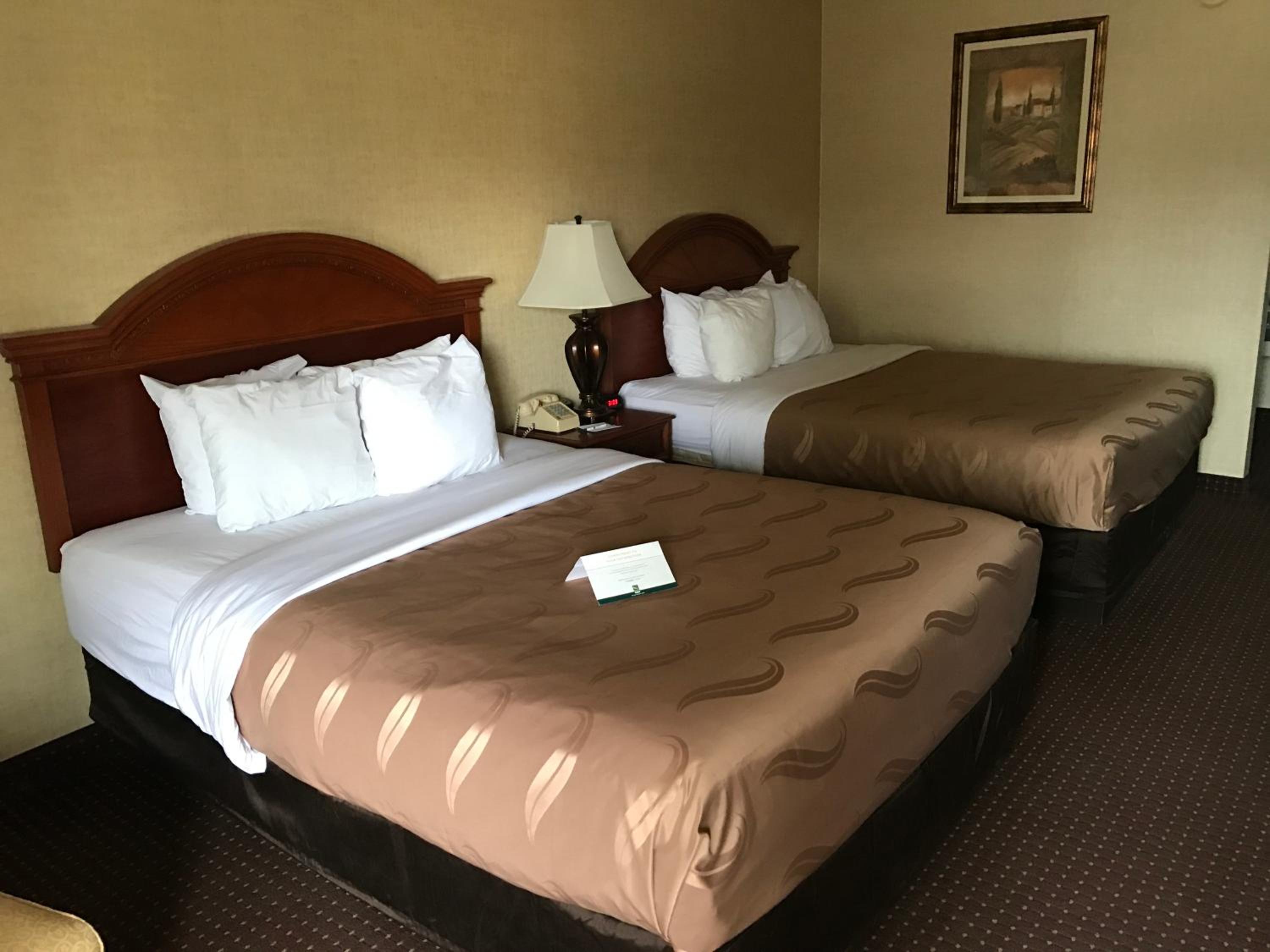 Queen Room with Two Queen Beds - Non-Smoking- Not Pet Friendly - Photo 3