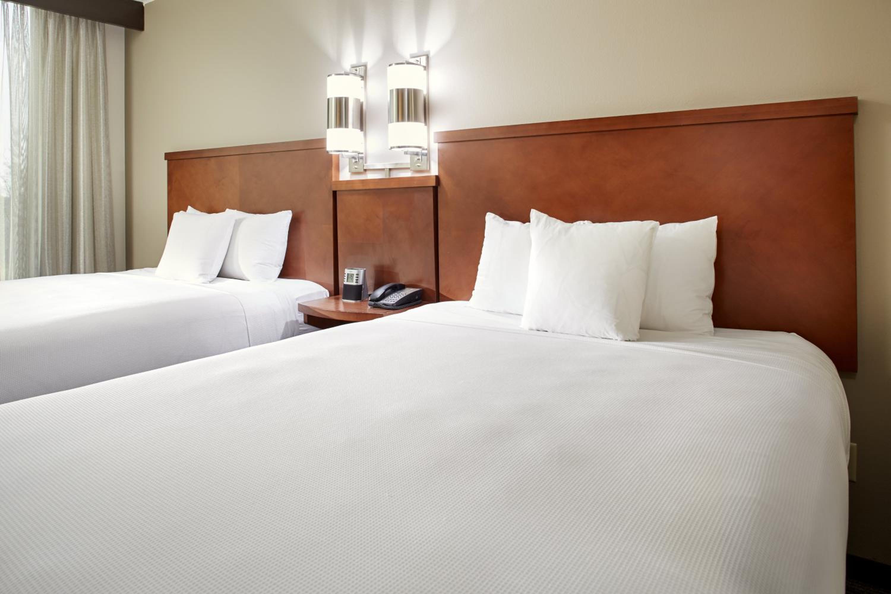 Queen Room with Two Queen Beds, Sofa Bed and Accessible Tub - Photo 4