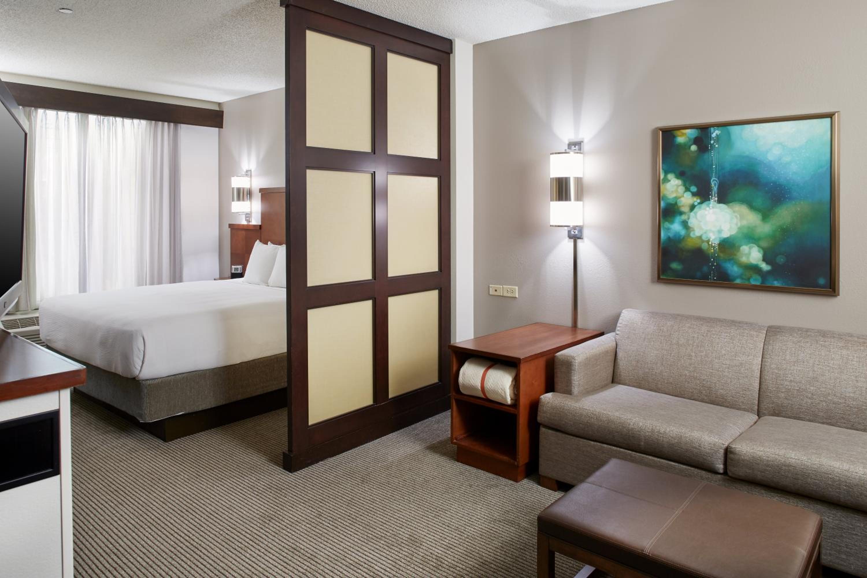 King Room with Sofa Bed - Photo 7