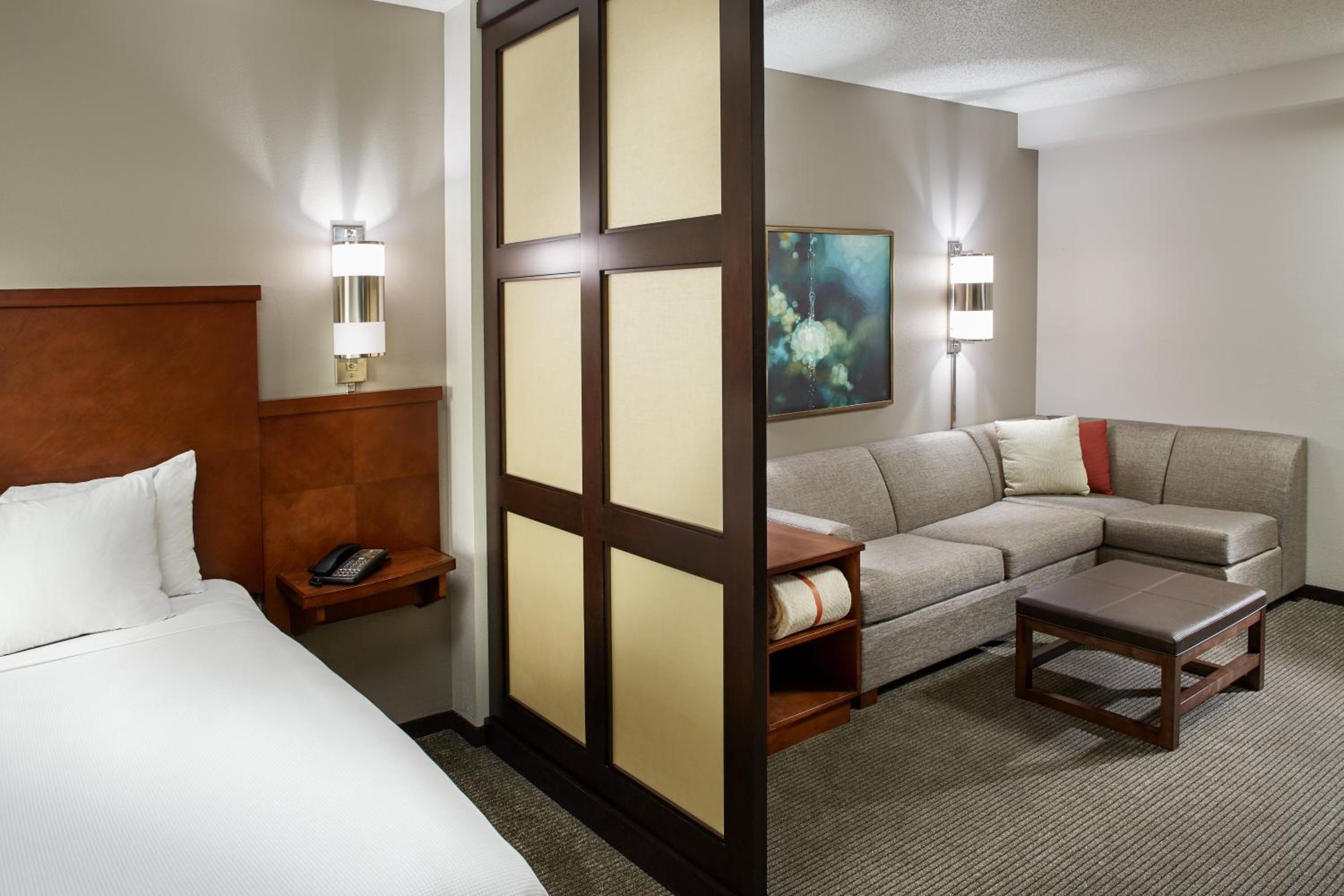 King Room with Sofa Bed - Photo 5