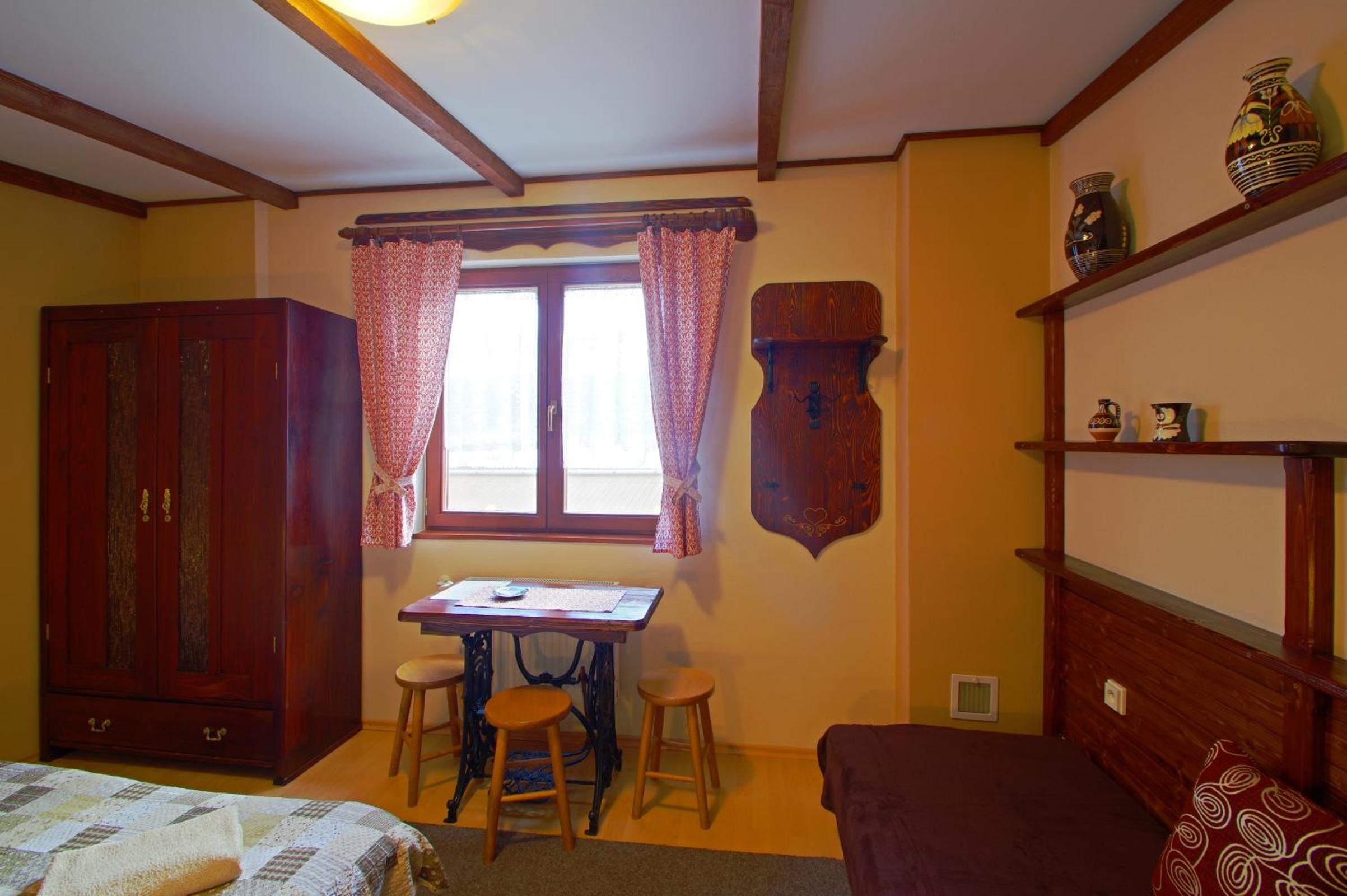 Family Room with Shared Bathroom photo 2