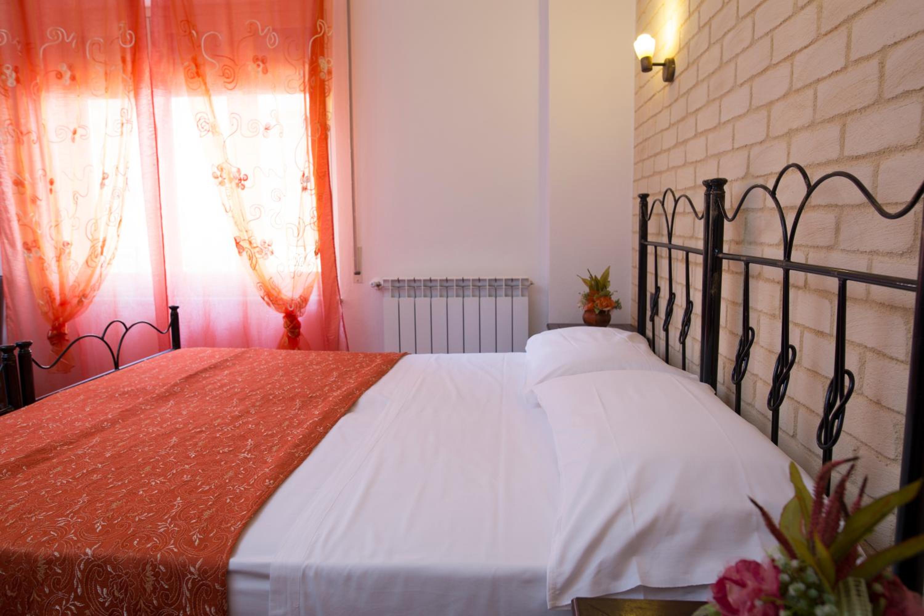 Double or Twin Room with View - Photo 4