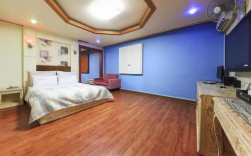 Queen Room photo 1