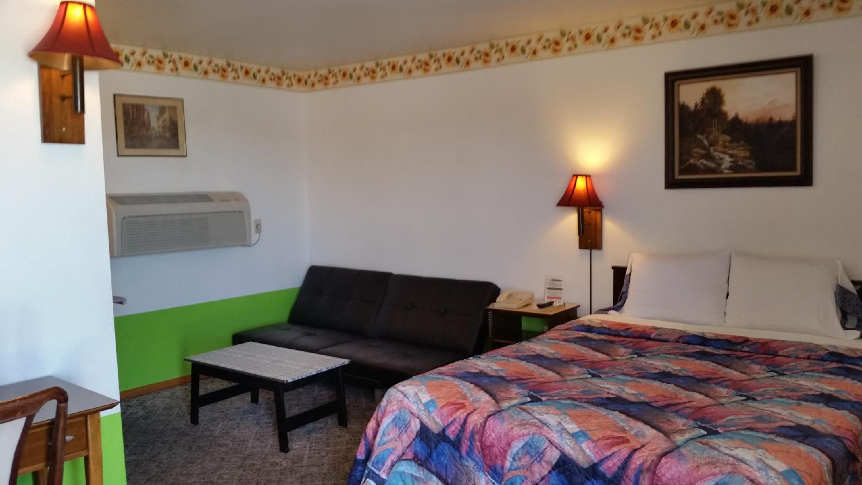 Queen Room - Non-Smoking photo 1