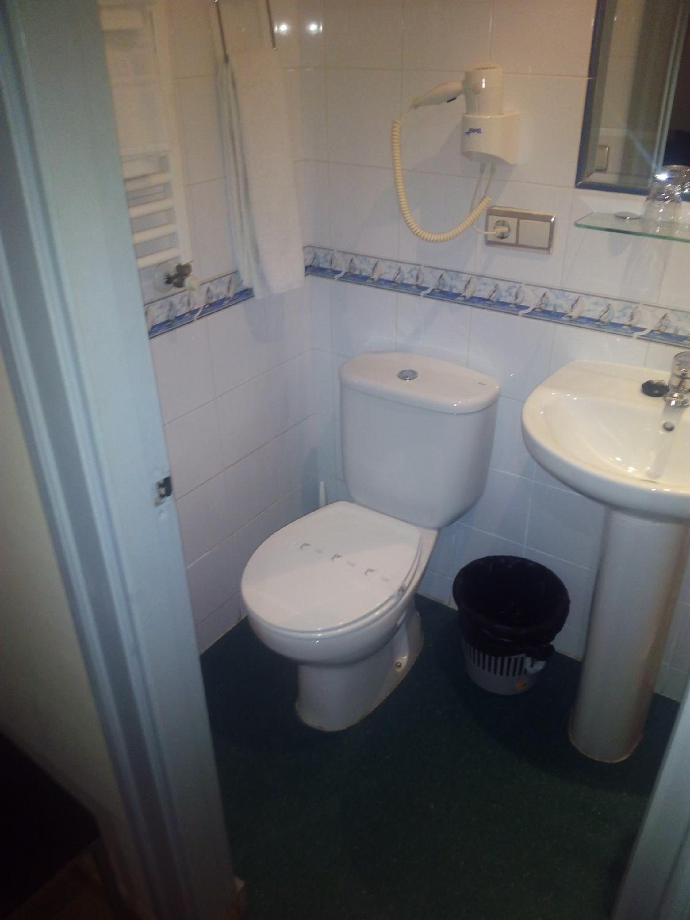 Economy Double or Twin Room - Photo 8