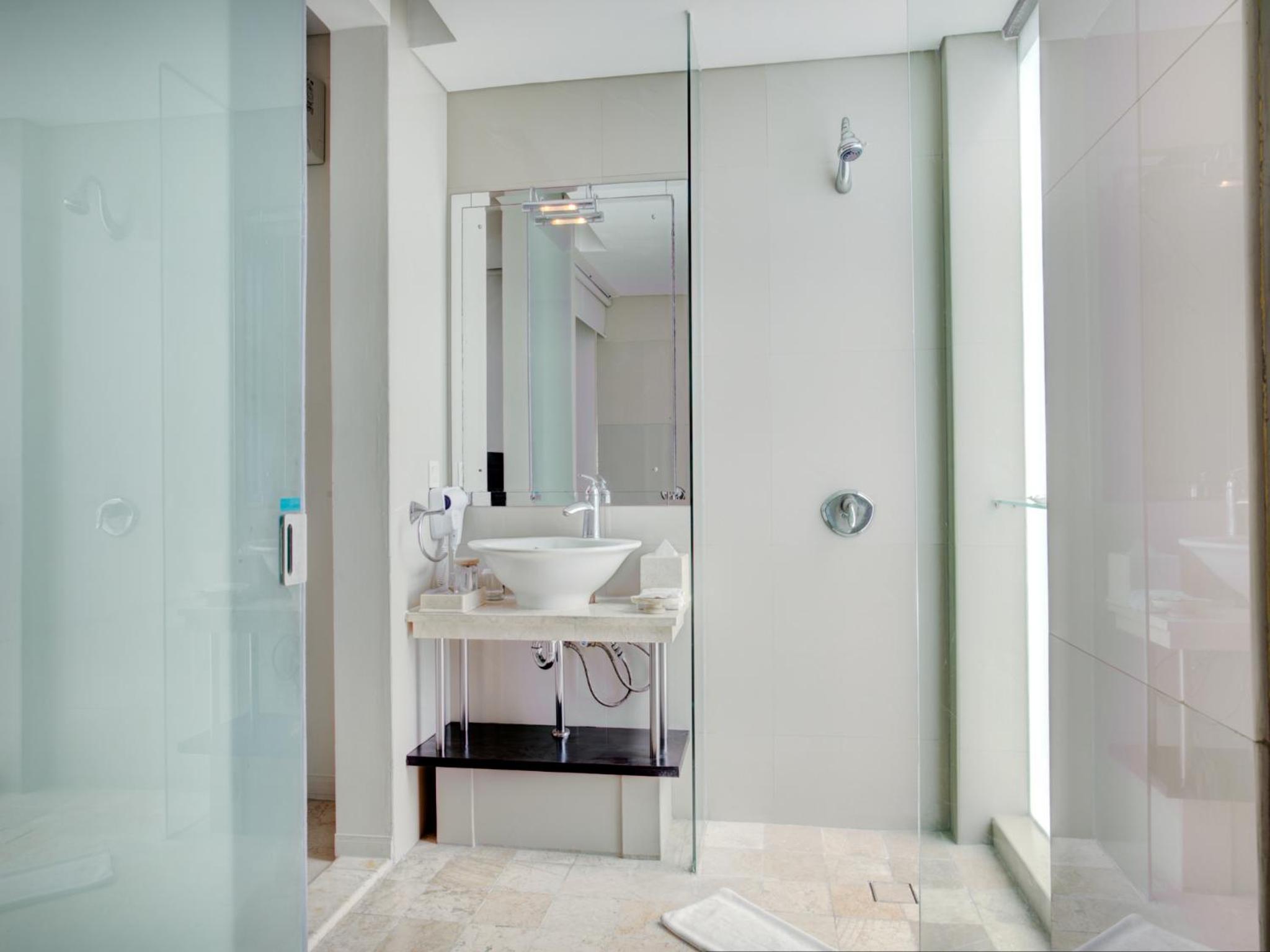 Two-Bedroom Suite - Photo 4