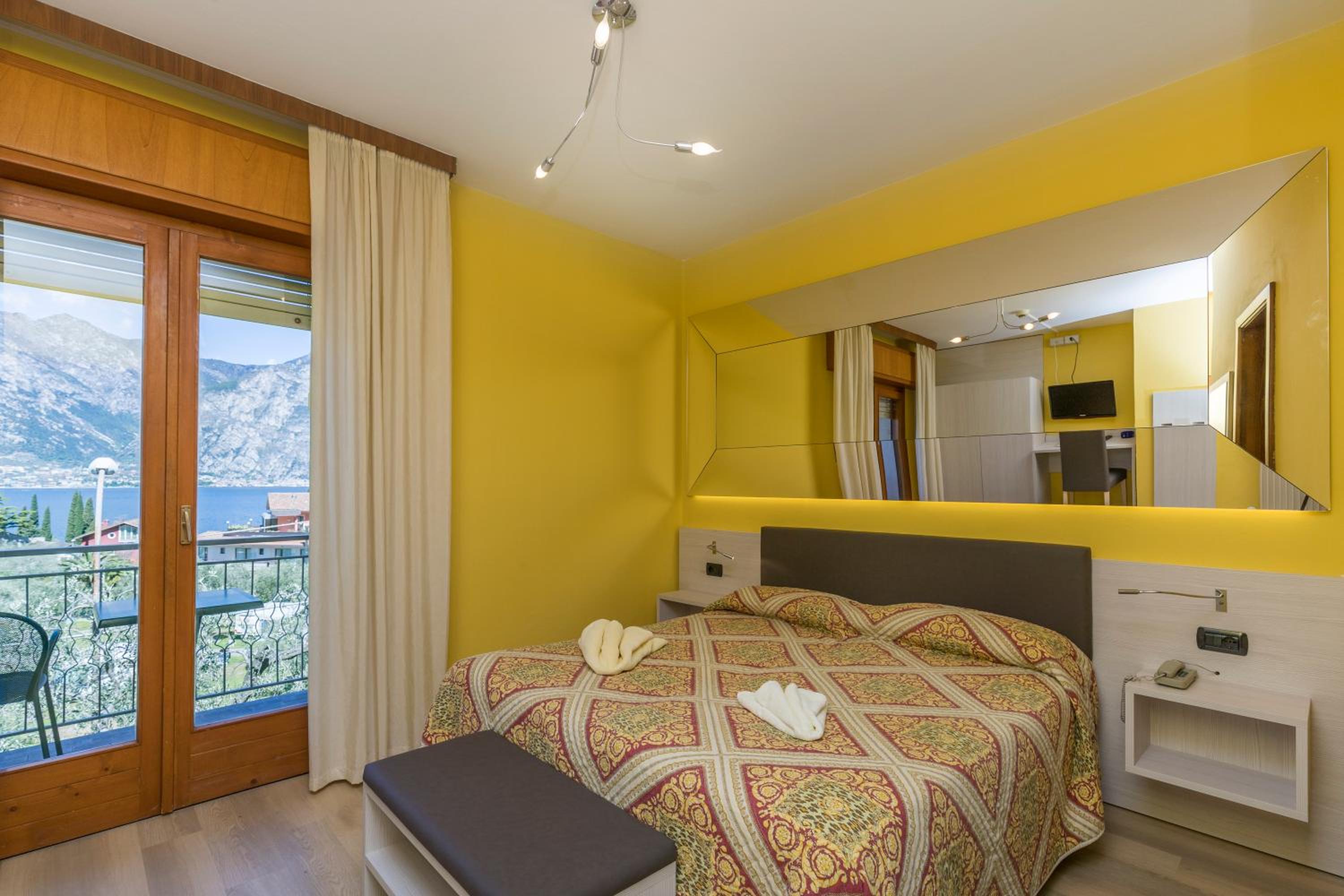 Double Room with Balcony - Photo 6