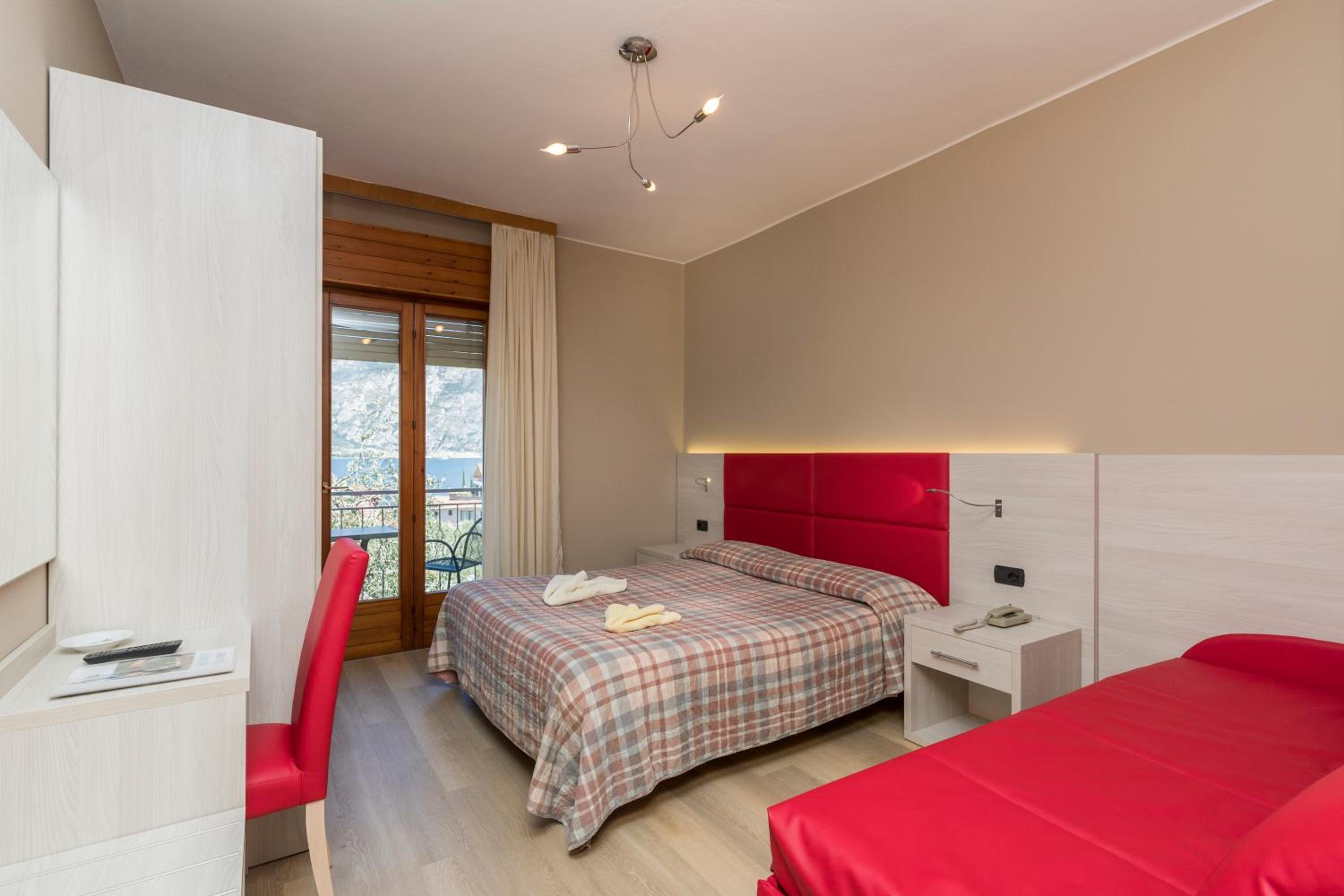 Triple Room with Balcony - Photo 2