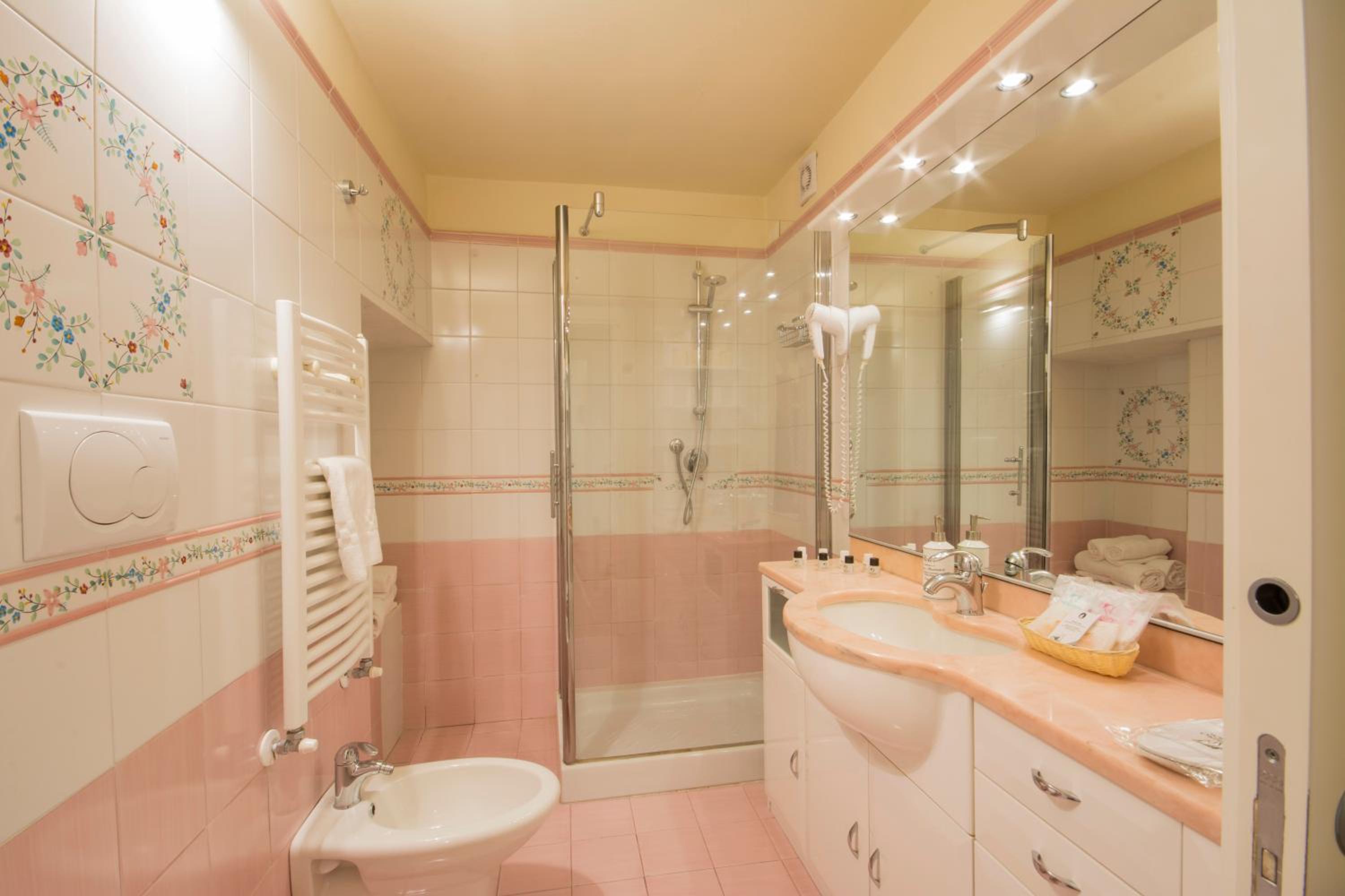 Superior Double or Twin Room - Photo 15