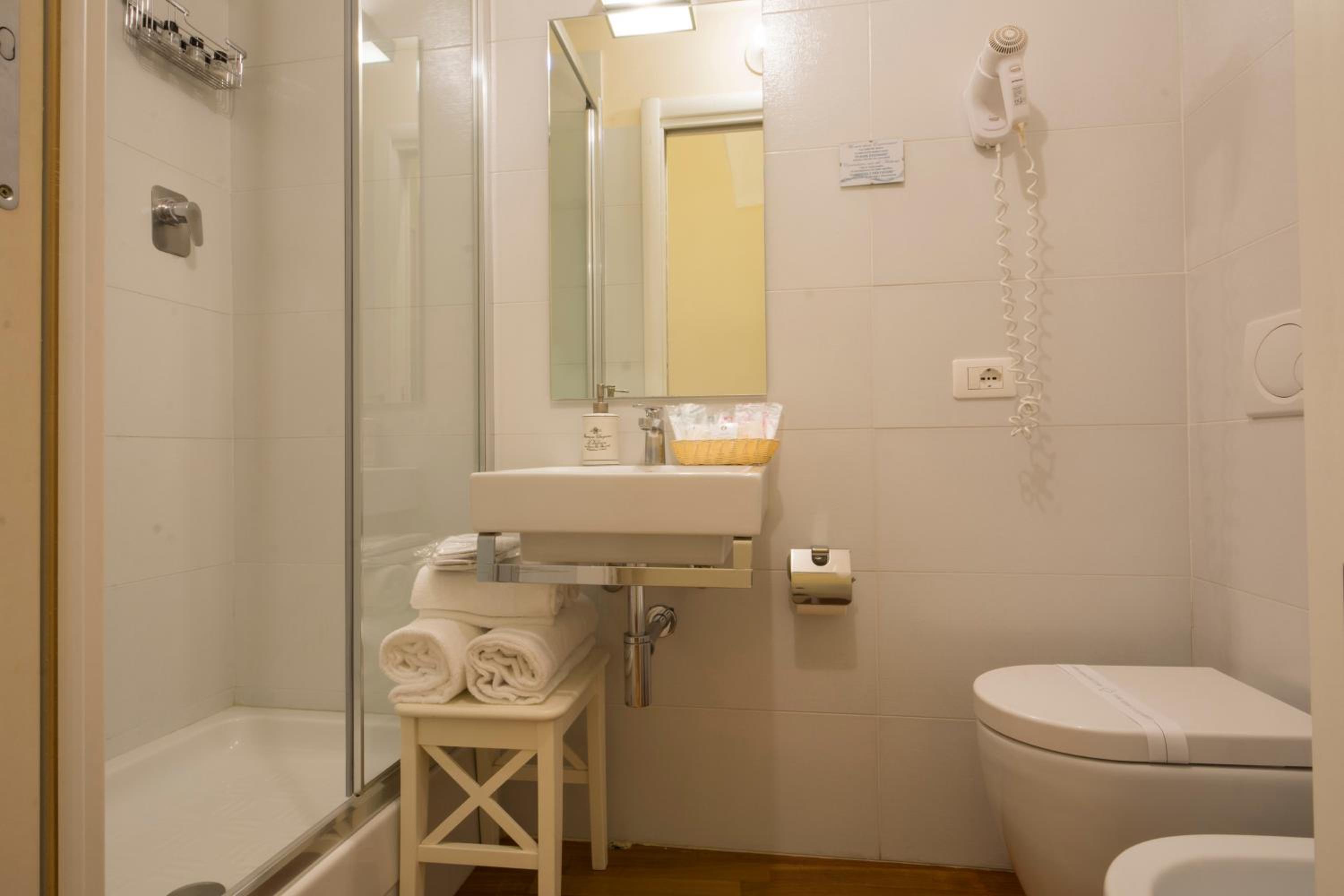 Superior Double or Twin Room - Photo 10