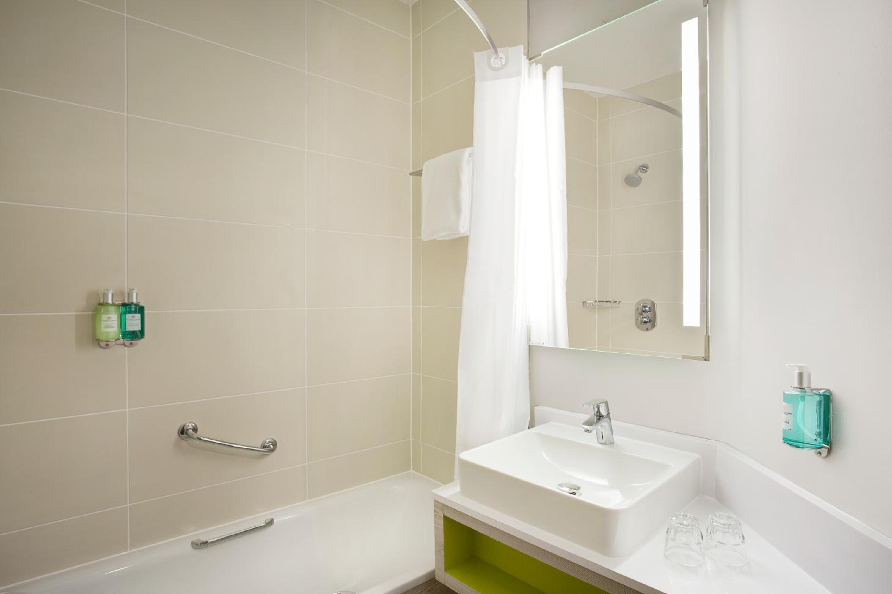 Superior Double Room thumbnail 6