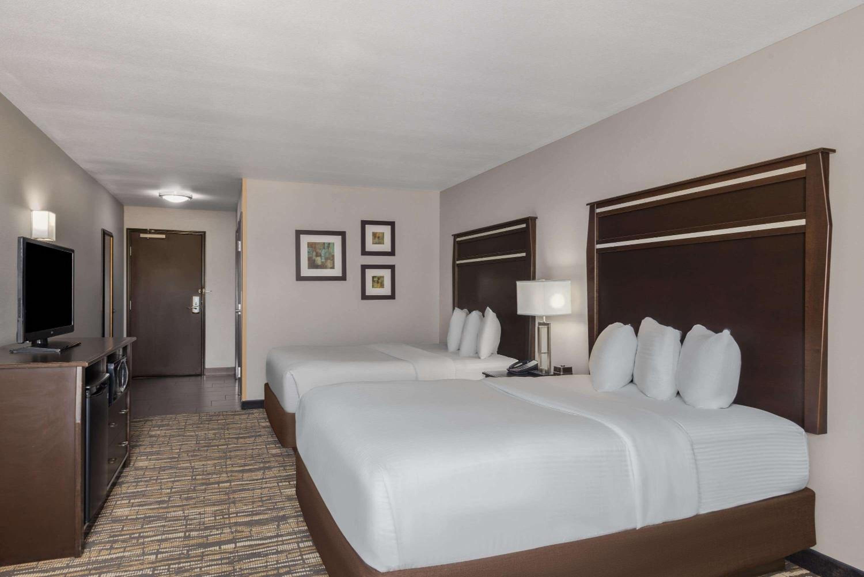 Queen Room with Two Queen Beds and City View - Non-Smoking