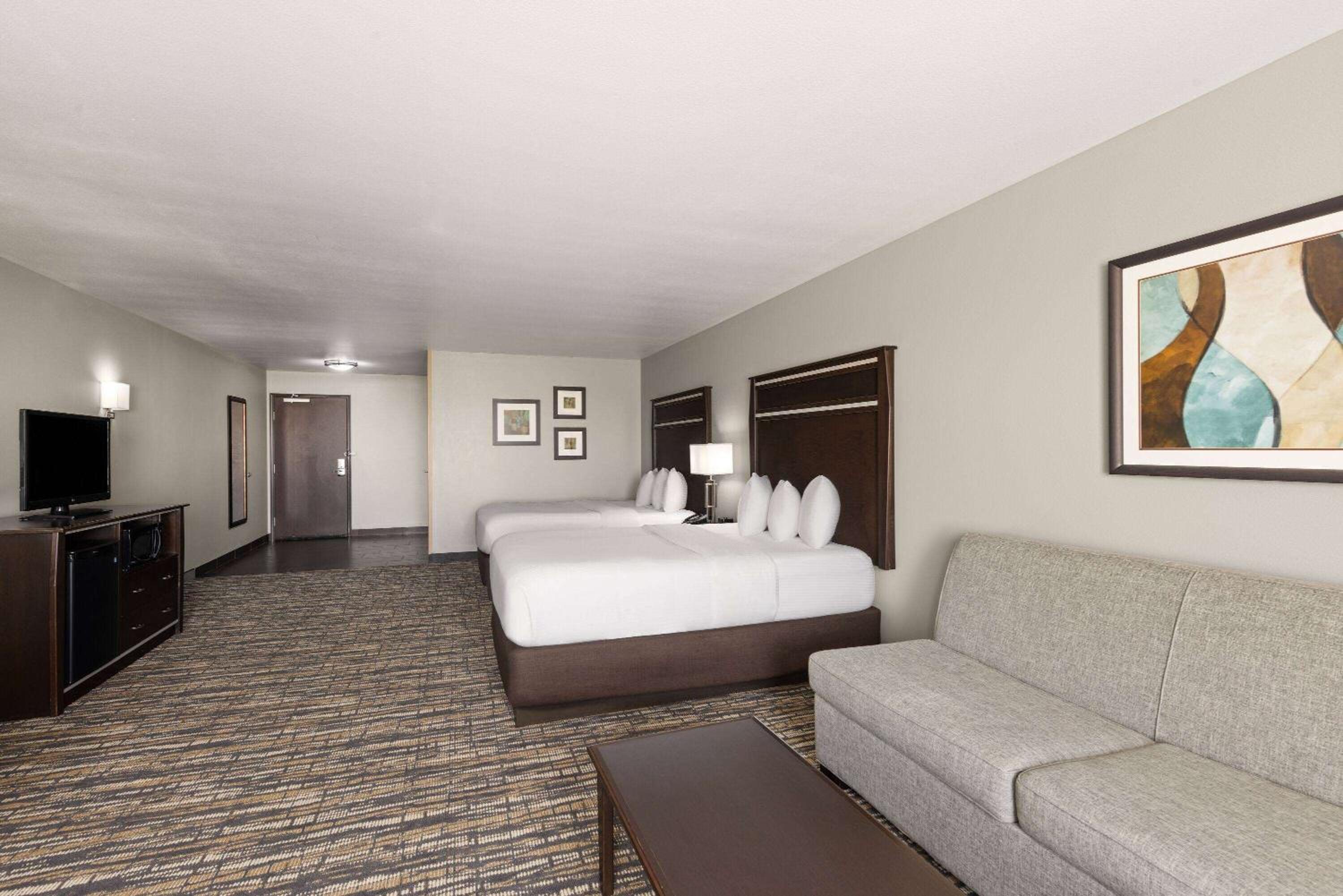 Deluxe Queen Suite with City View - Non-Smoking