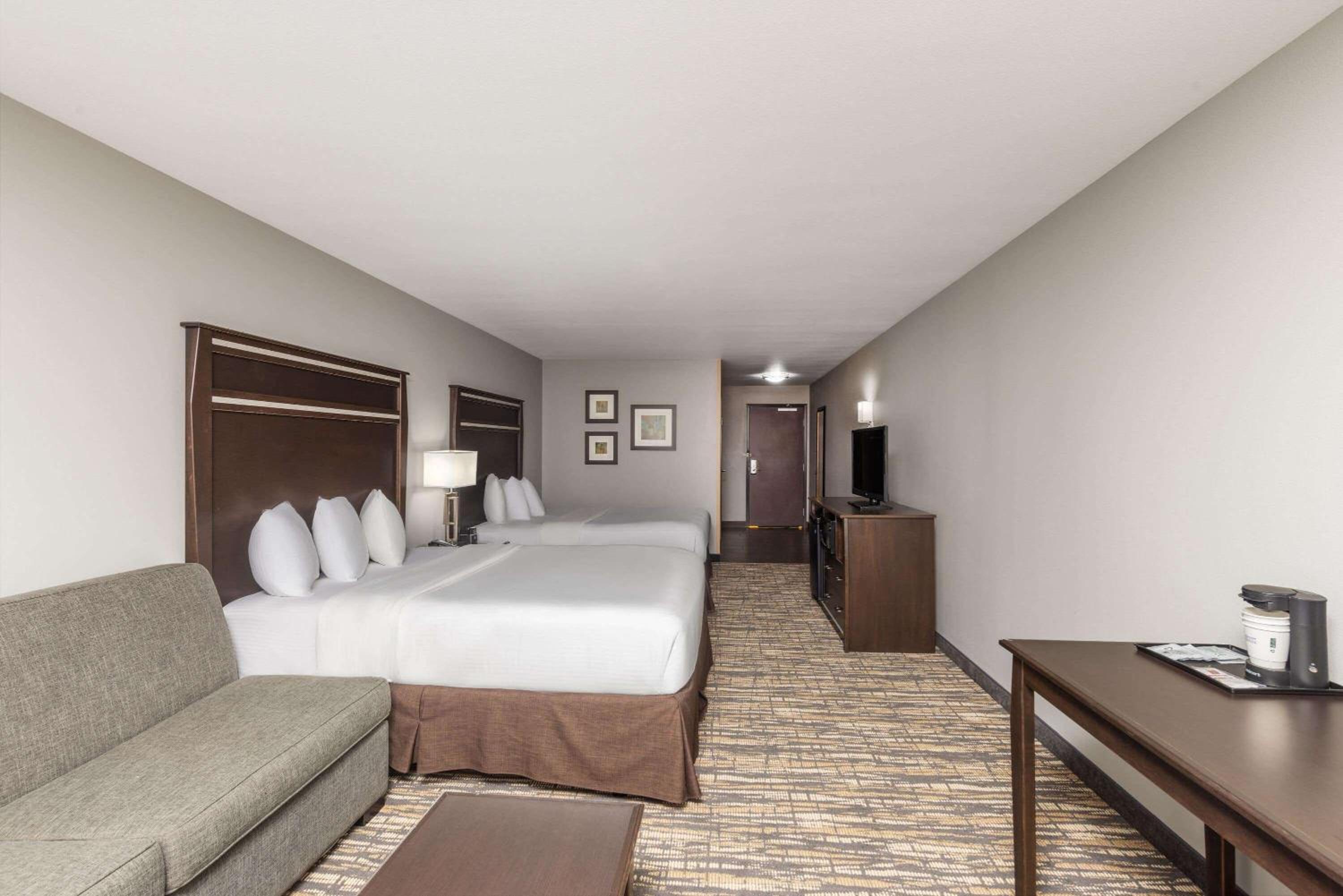 Deluxe Queen Suite with City View - Mobility Access/Non-Smoking