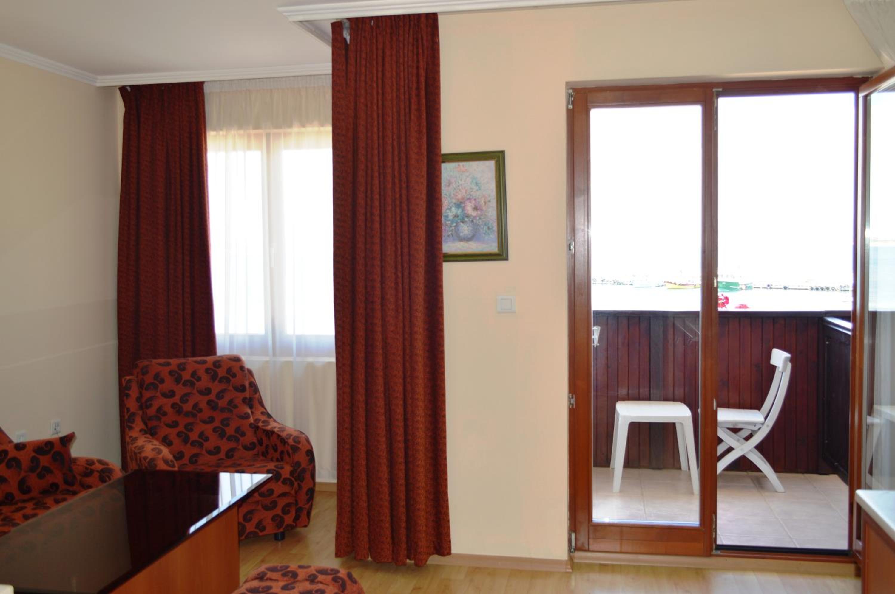 Apartment with Balcony and Sea View photo 2