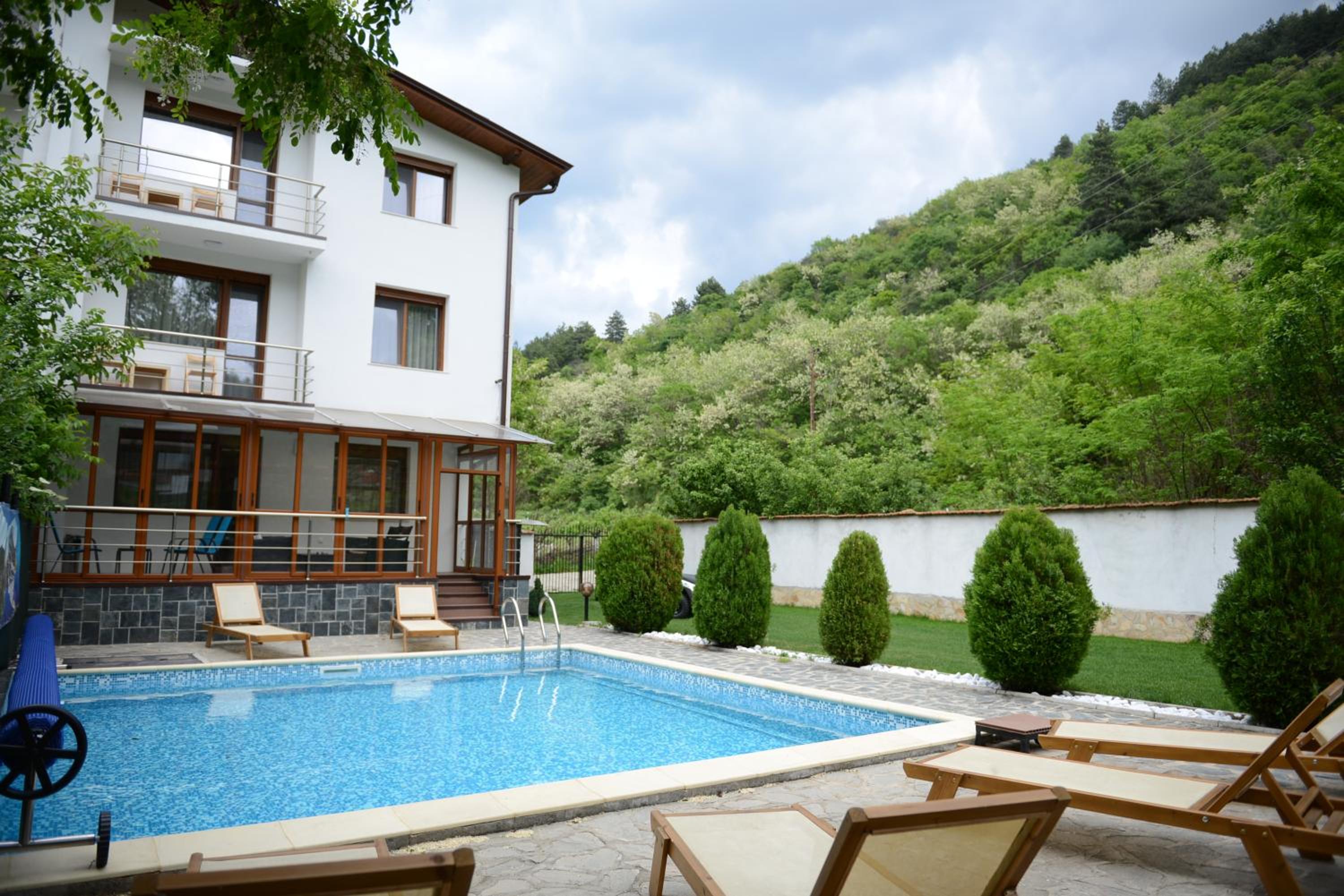 Six Bedroom Villa photo 1